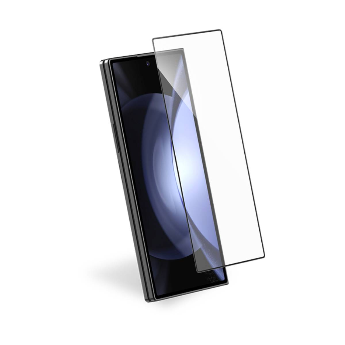 Uno smartphone nero con una protezione schermo è su una superficie bianca. Lo schermo mostra un vortice blu e bianco.