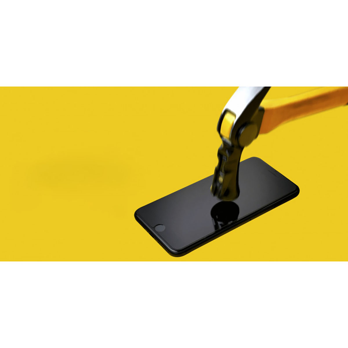 Un smartphone noir est écrasé par une pince aux manches jaunes. Le fond est jaune.