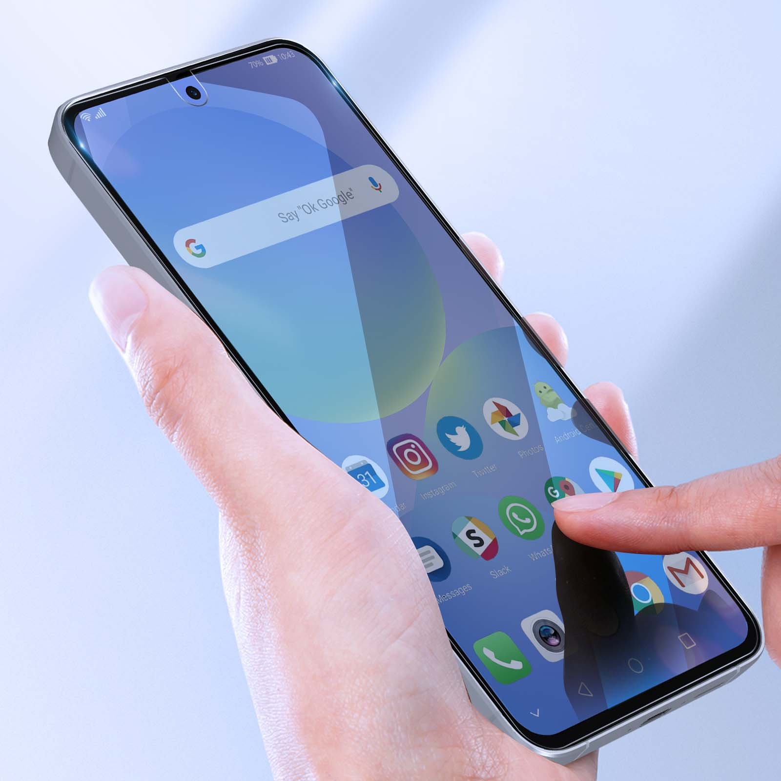 Eine Hand hält ein Smartphone. Der Bildschirm zeigt App-Symbole. Ein Finger drückt auf das WhatsApp-Symbol.