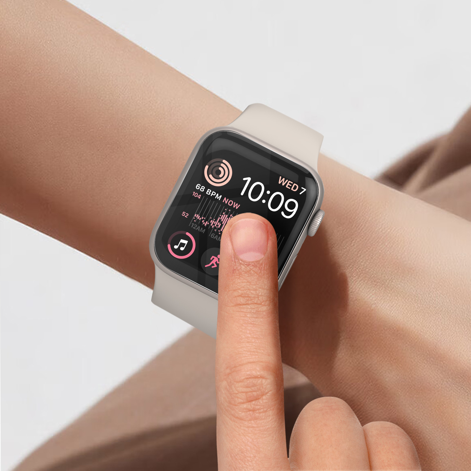 Polso con smartwatch che mostra ora e metriche di salute. Un dito tocca lo schermo. Cinturino color crema.