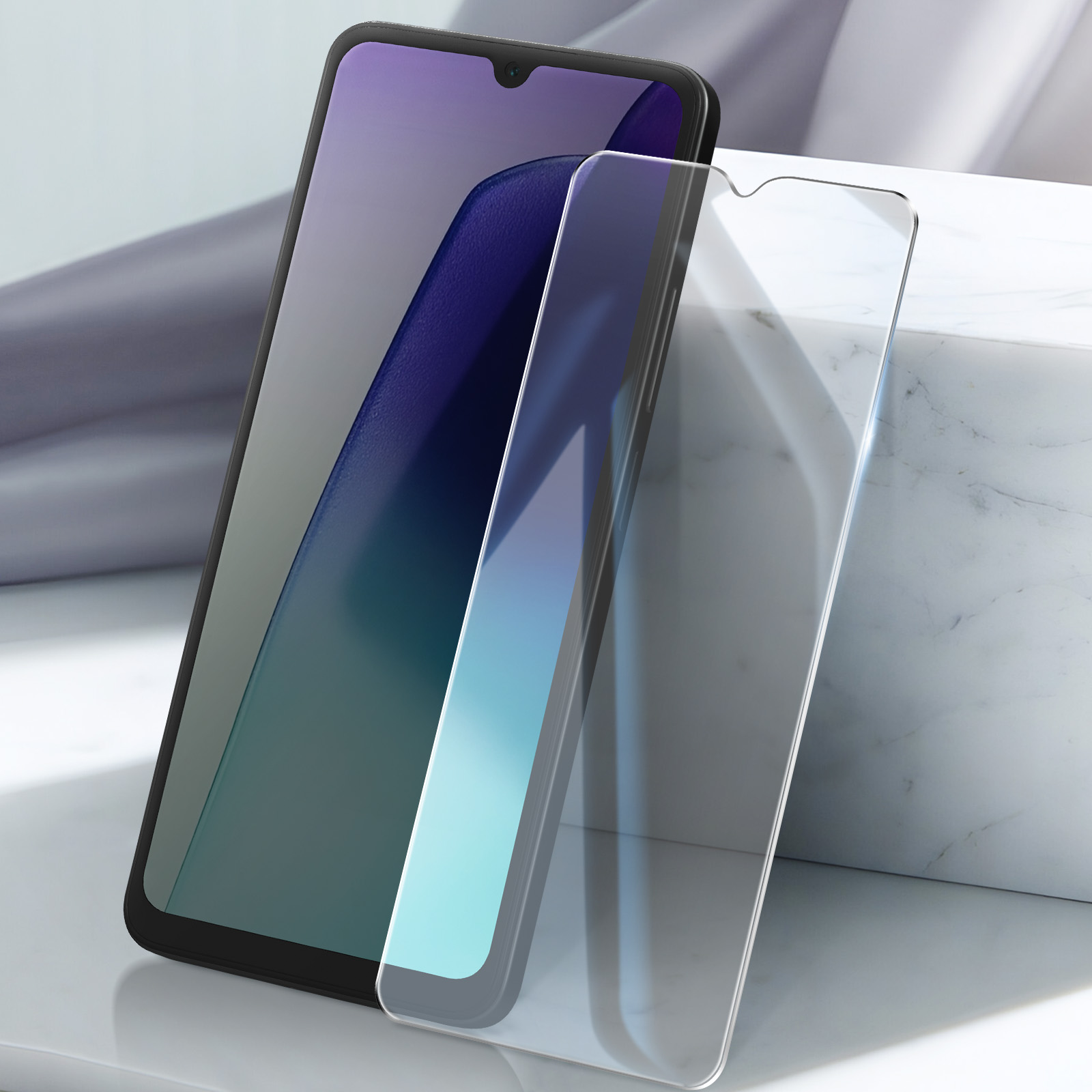 Uno smartphone nero e una protezione schermo sono su una superficie bianca. Lo schermo del telefono mostra una sfumatura di colori.