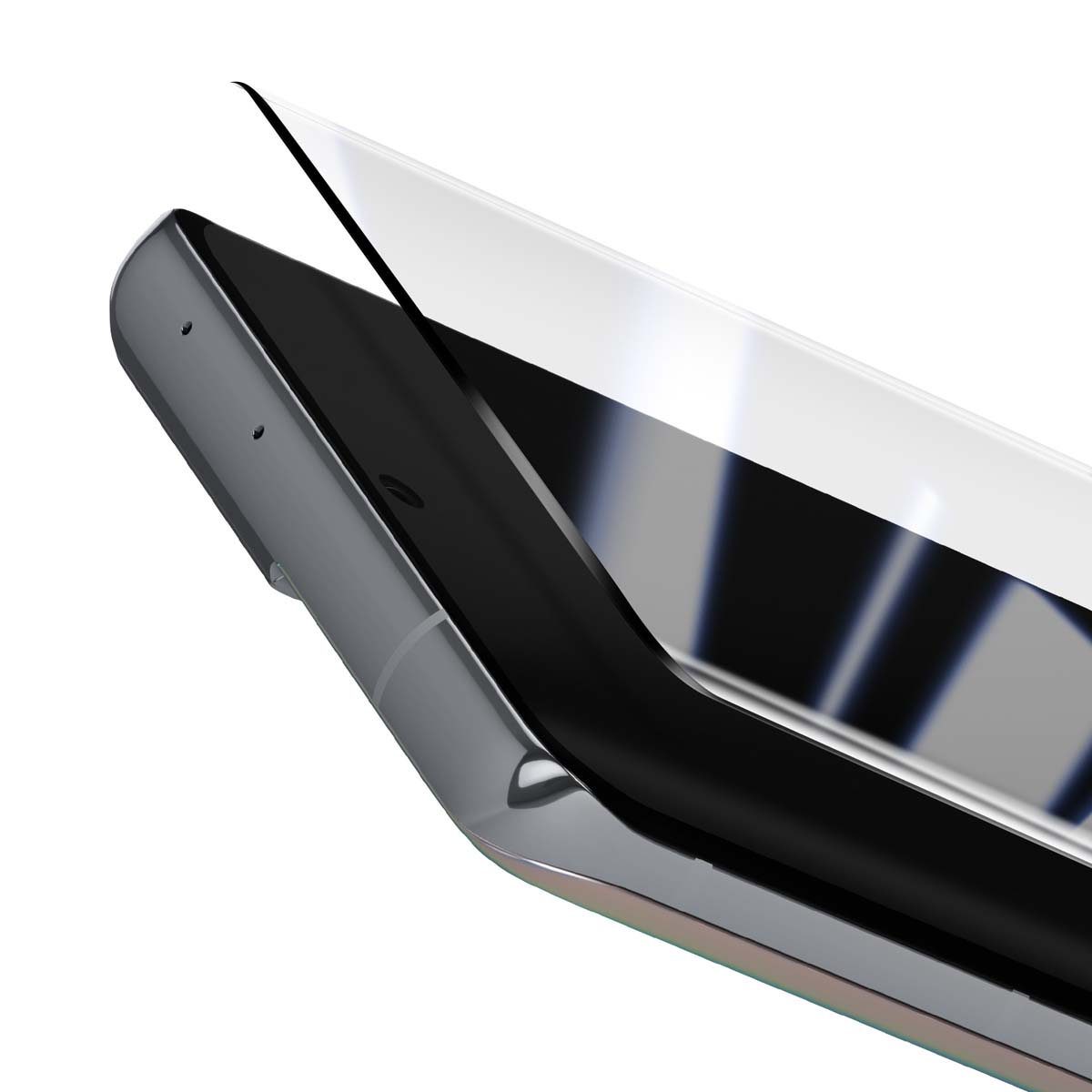 Gros plan sur un smartphone dont on retire une protection d'écran. Le téléphone est argenté, l'écran noir, la protection transparente et le fond blanc.