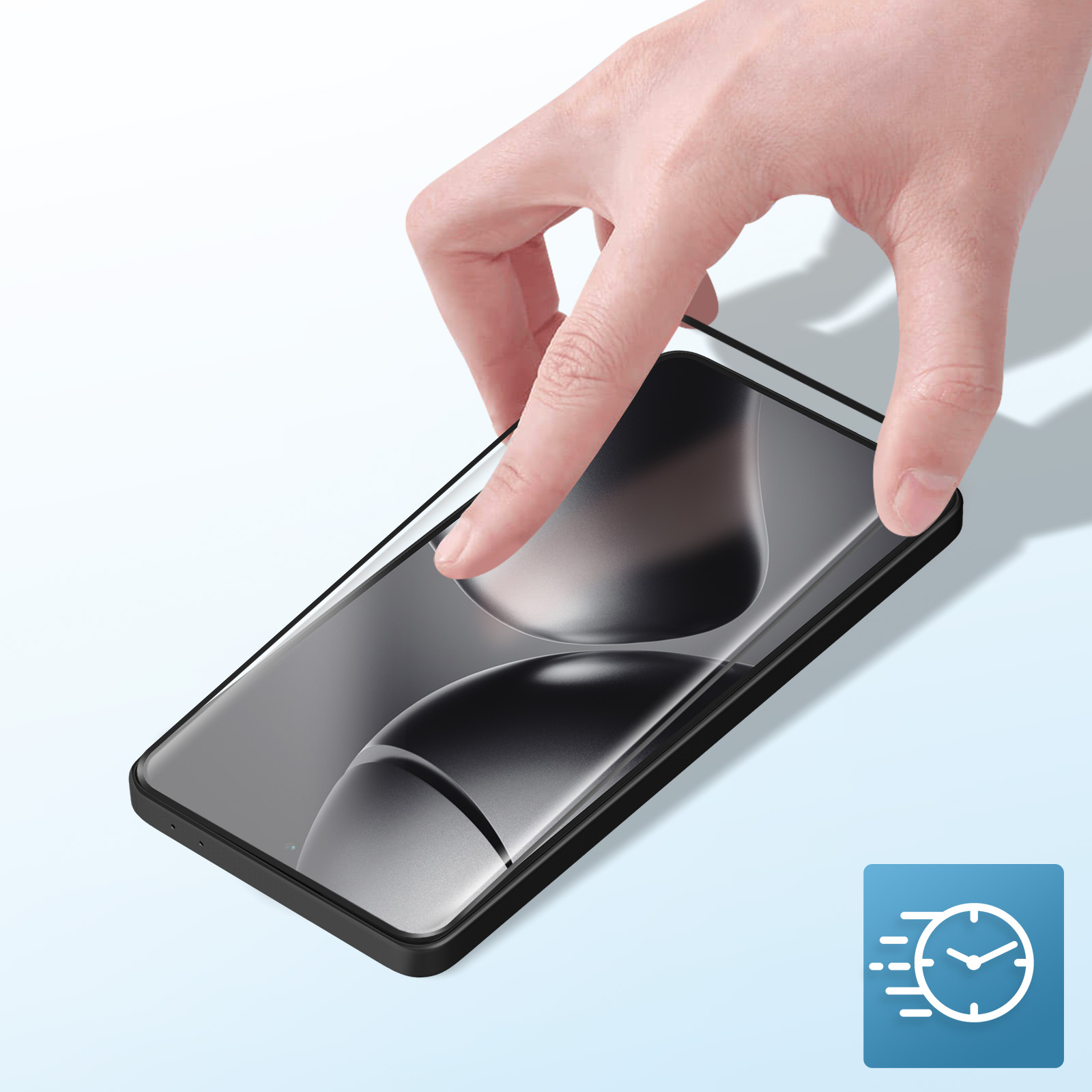 Mano che applica la protezione schermo sul telefono. Custodia nera, sfondo blu, icona velocità in basso a destra.