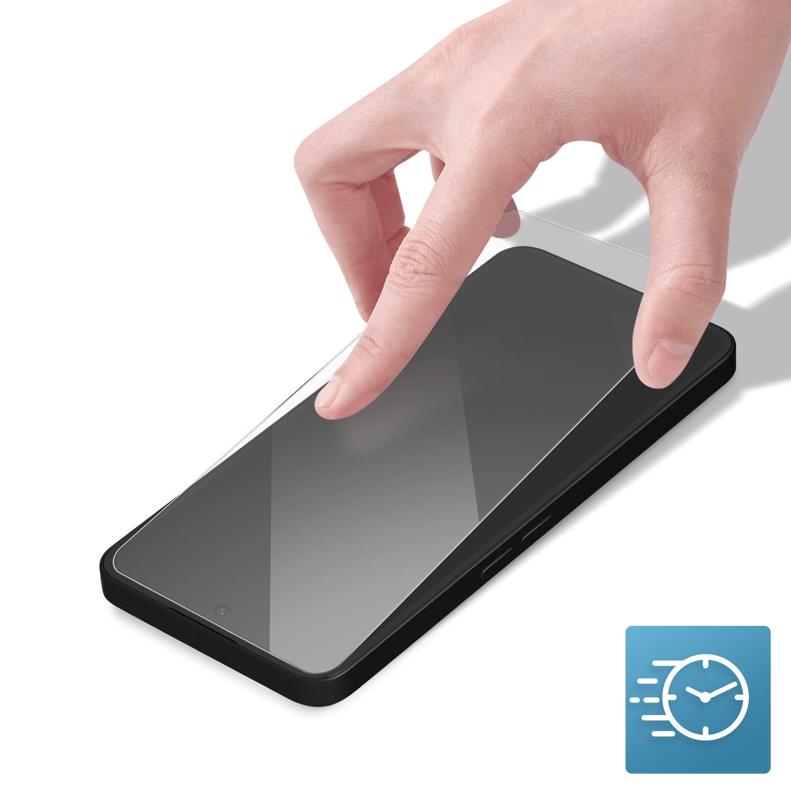 Una mano applica una protezione schermo su uno smartphone nero. Un'icona blu con un orologio e linee di velocità è nell'angolo.