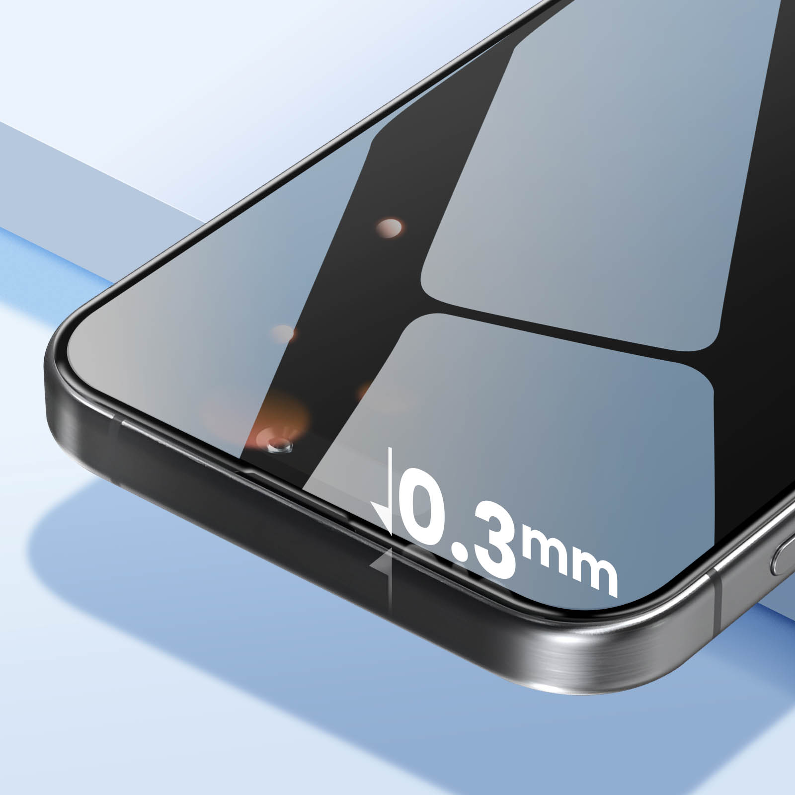 Primo piano di un telefono con protezione schermo. Lo schermo mostra riflessi. Il testo recita 0,3 mm. Lo sfondo è blu.