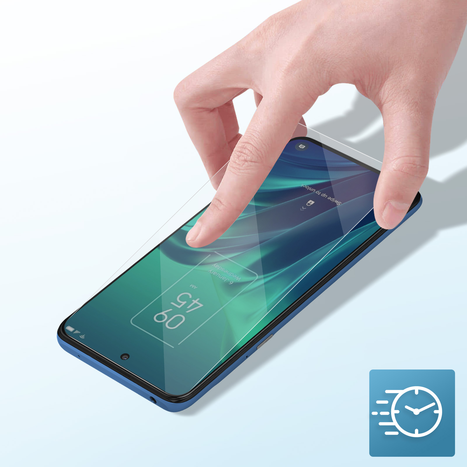 Una mano applica una protezione per lo schermo su uno smartphone blu. Lo schermo mostra l'ora. Un'icona dell'orologio veloce è nell'angolo.