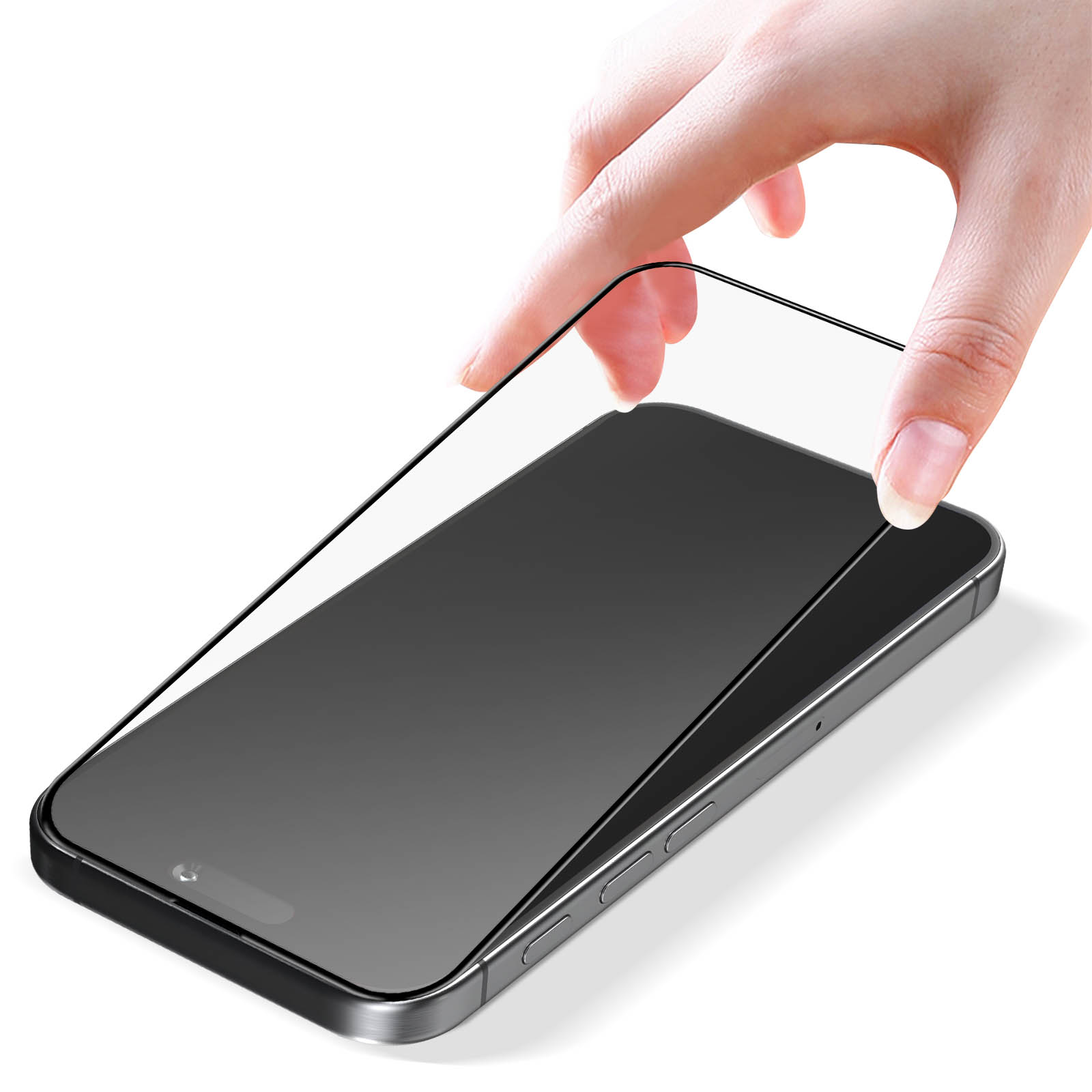 Una mano applica una protezione schermo su uno smartphone nero. Sfondo bianco. La protezione è trasparente.