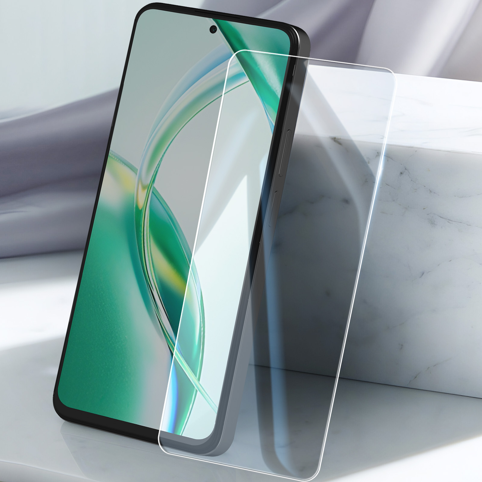 Viene visualizzato uno smartphone con una protezione per lo schermo. Lo schermo mostra un design verde e bianco. Lo sfondo presenta marmo e tessuto.
