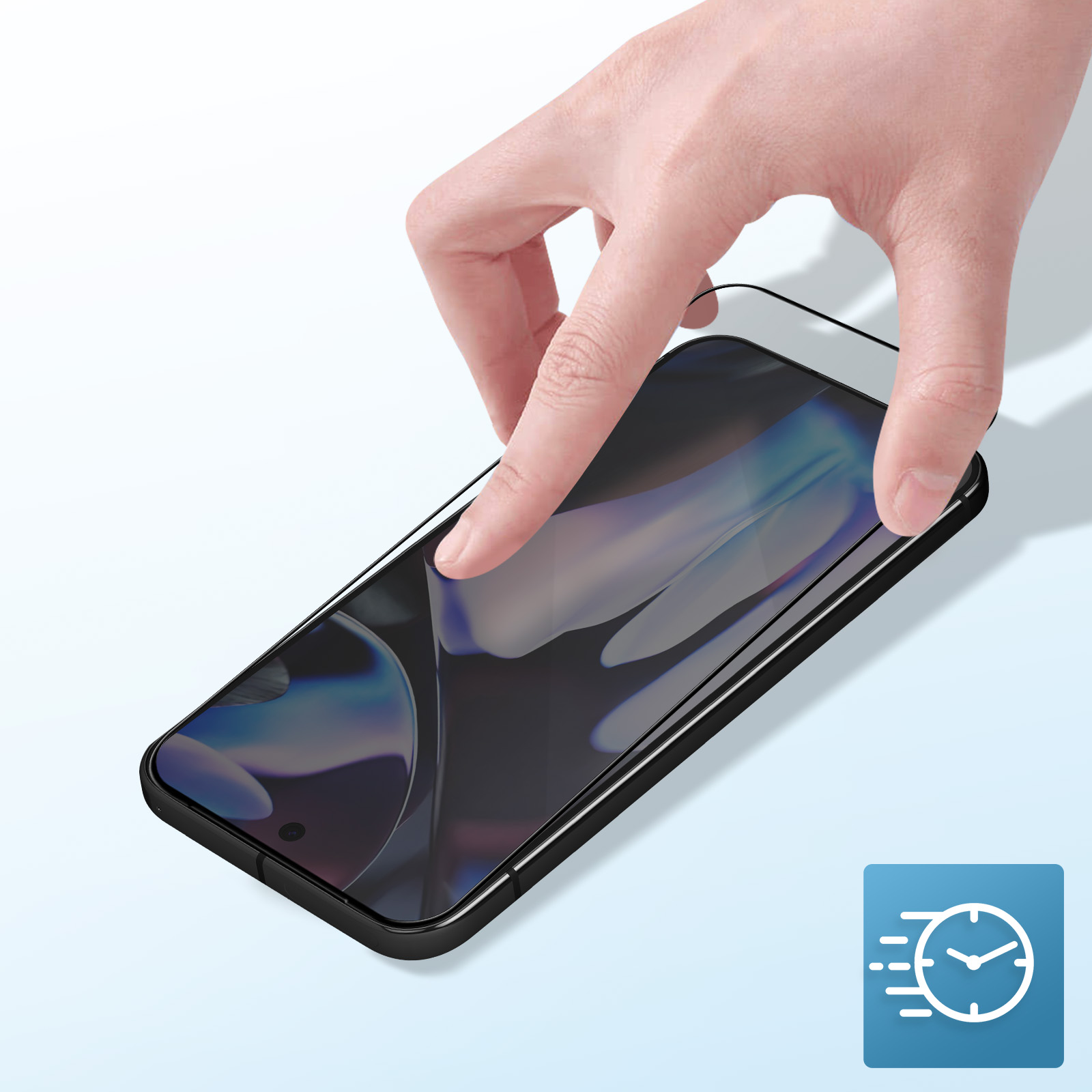 Mano che applica una protezione schermo a uno smartphone nero. Icona blu con orologio e linee di velocità.