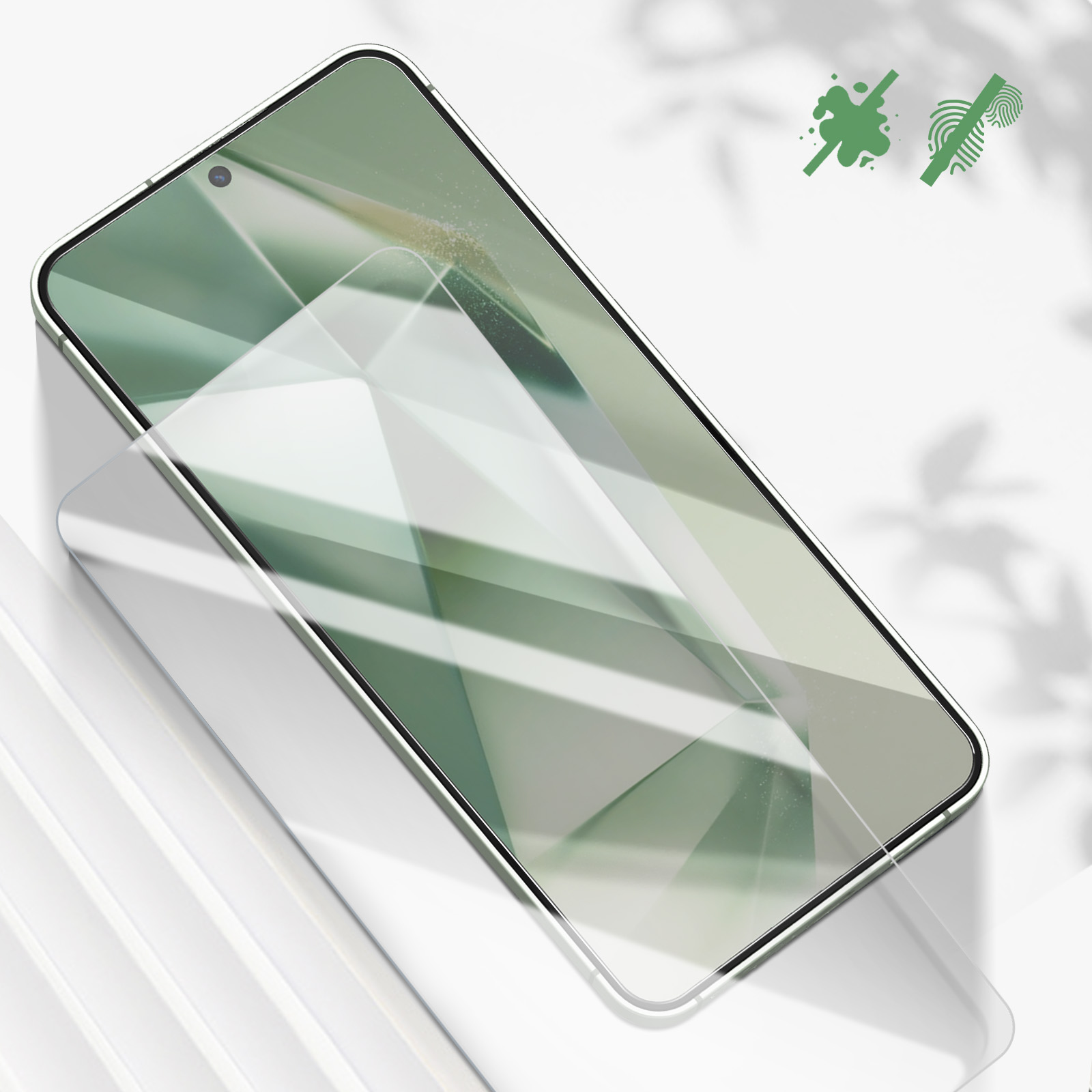 Un telefono con una protezione per lo schermo applicata. La protezione è trasparente. Il telefono è su una superficie bianca con ombre.