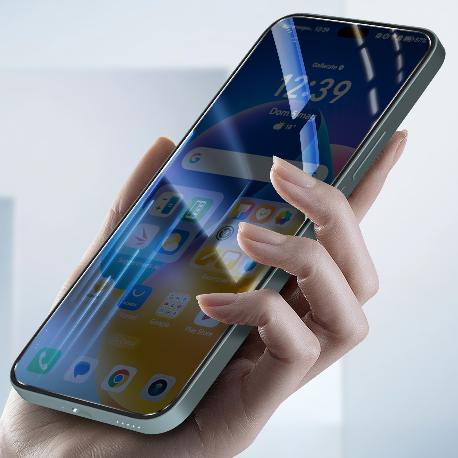 Una mano tiene in mano uno smartphone che mostra l'ora e le icone delle app. Il telefono ha una cornice verde e una protezione per lo schermo.