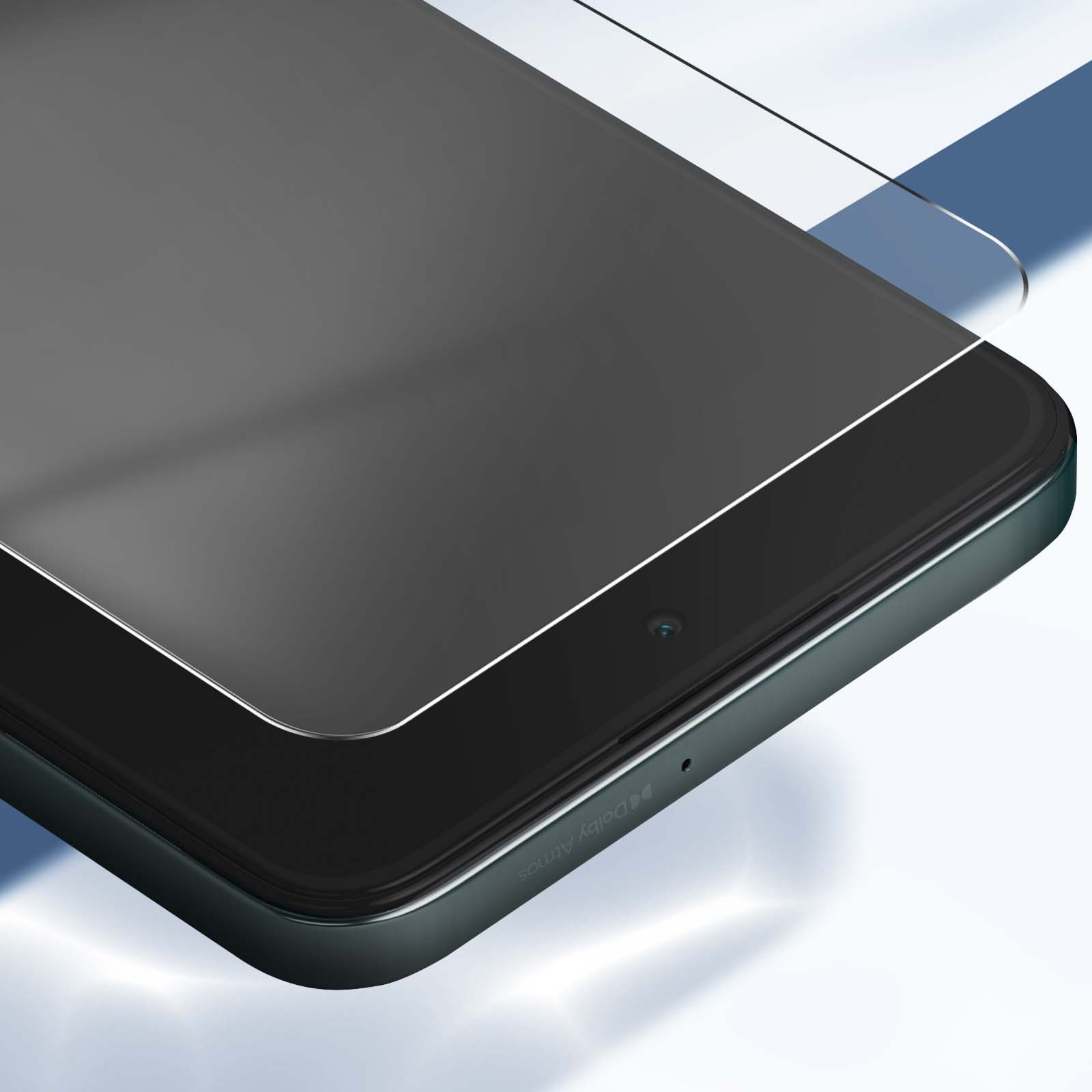 Primo piano di uno smartphone con protezione schermo. Il telefono è grigio scuro con una leggera sfumatura blu. Lo sfondo è bianco e blu.