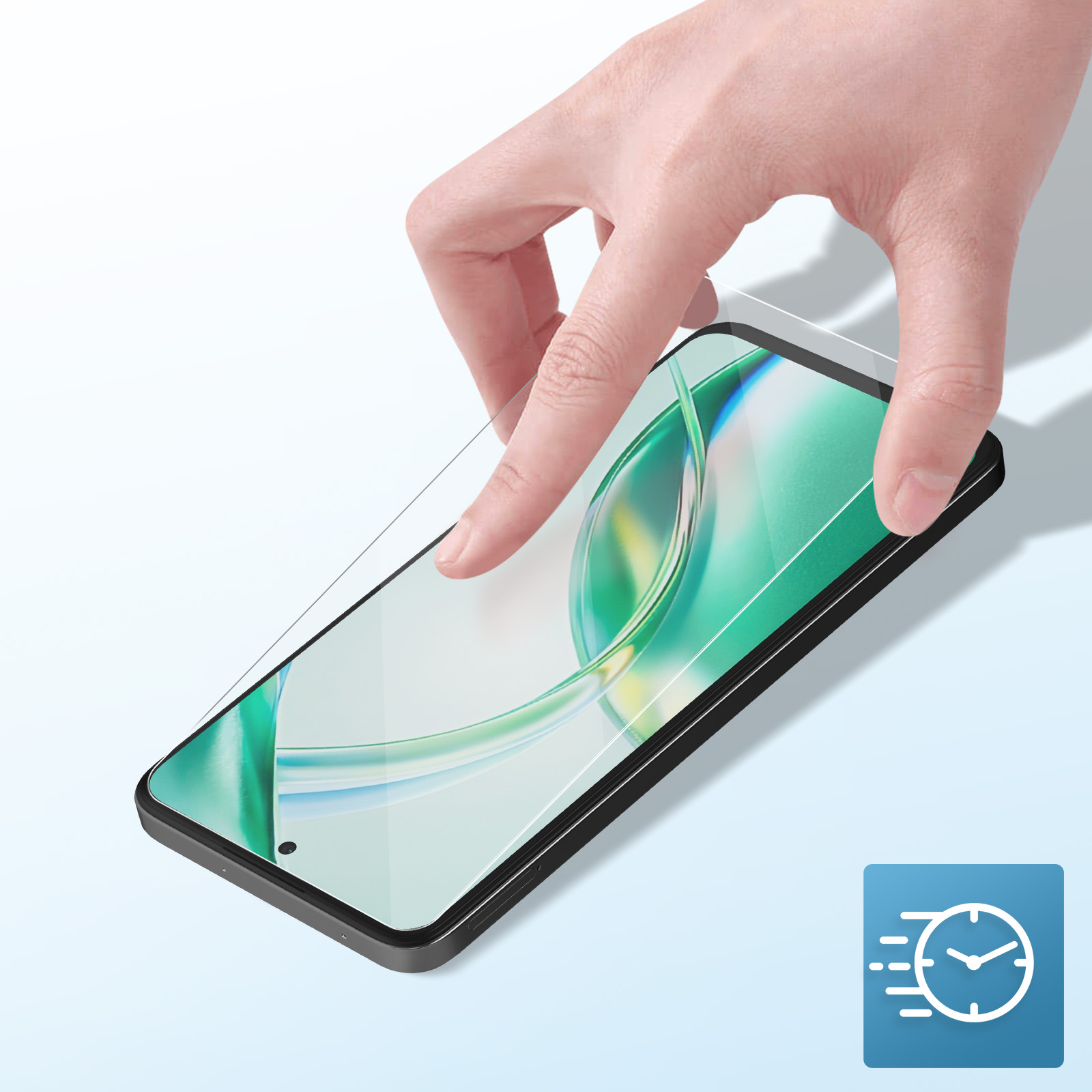 Mano che applica una protezione schermo a uno smartphone nero. Lo schermo ha un design verde e bianco. Icona orologio a destra.