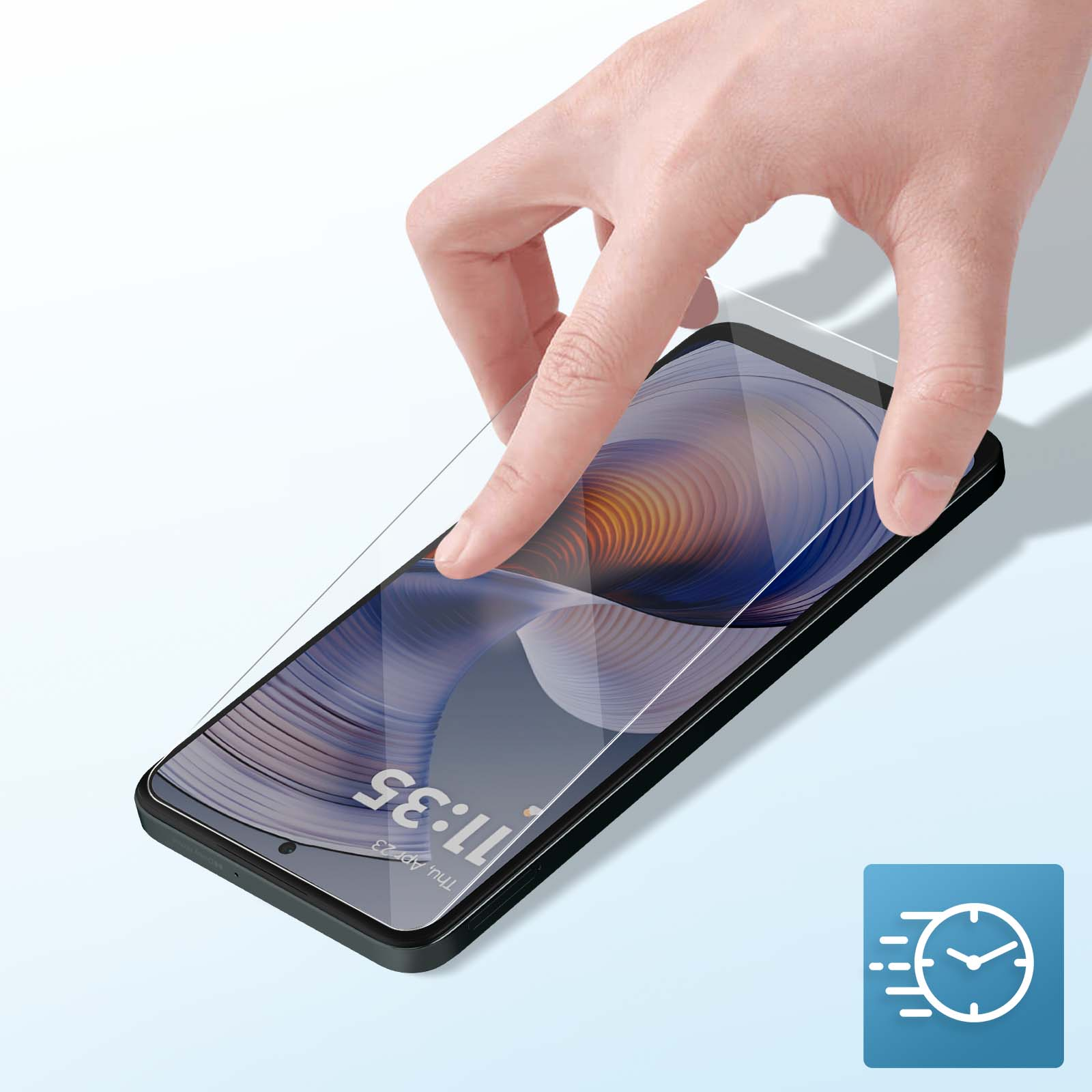 Mano che applica una protezione per lo schermo a uno smartphone. Il telefono mostra l'ora. Icona orologio.