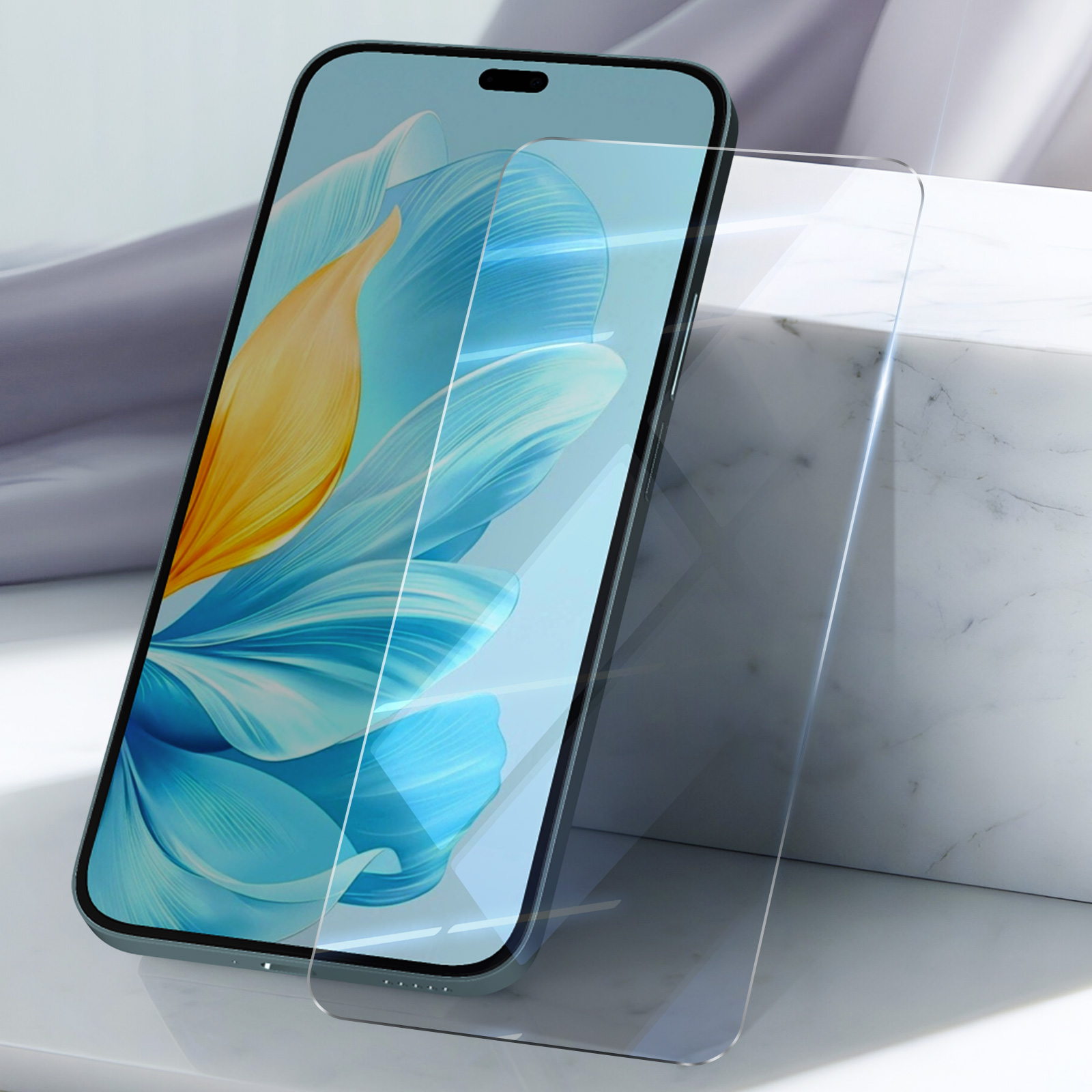 Uno smartphone con protezione schermo. Il telefono mostra uno sfondo floreale. Lo sfondo è marmo e tessuto.