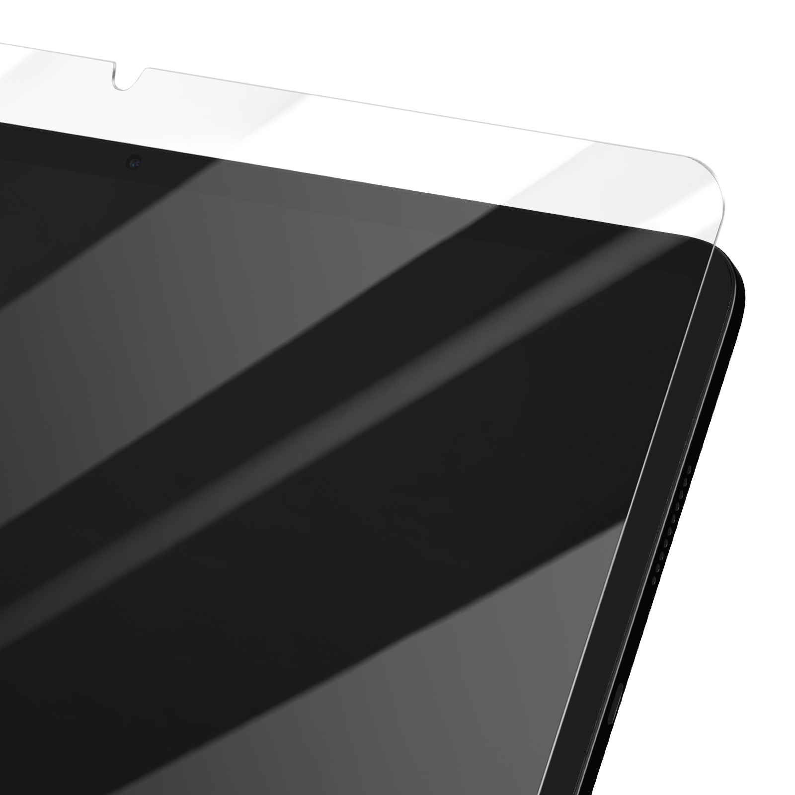 Close-up van een zwarte tablet met een schermbeschermer. De beschermer is transparant en heeft een inkeping voor de camera. Witte achtergrond.