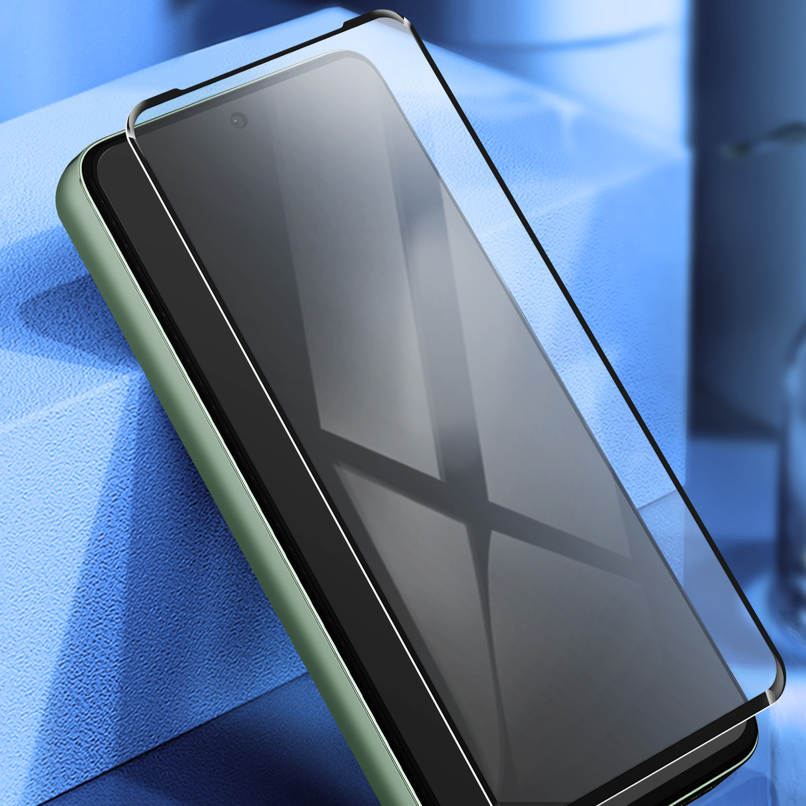 Uno smartphone con protezione schermo, custodia verde e schermo nero. Lo sfondo è blu con forme sfocate.