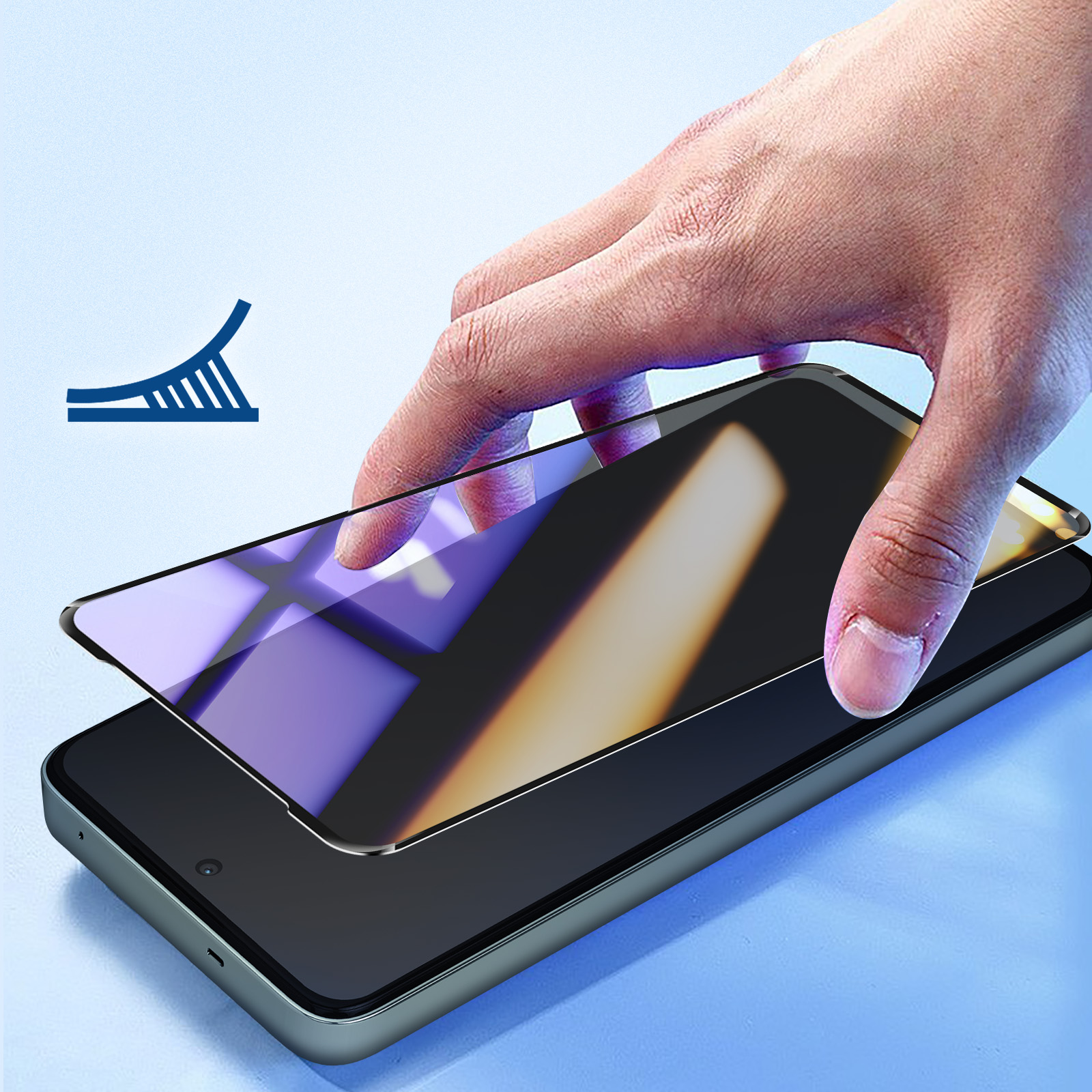 Una mano posiziona una protezione schermo su uno smartphone. Sfondo blu con logo.