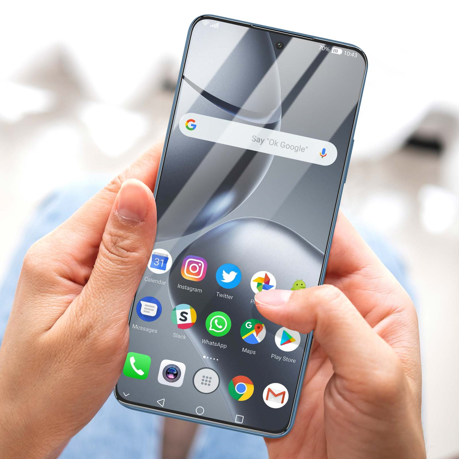 Una persona tiene in mano uno smartphone. Lo schermo mostra app come Instagram e Google Maps. La barra di ricerca di Google è visibile.