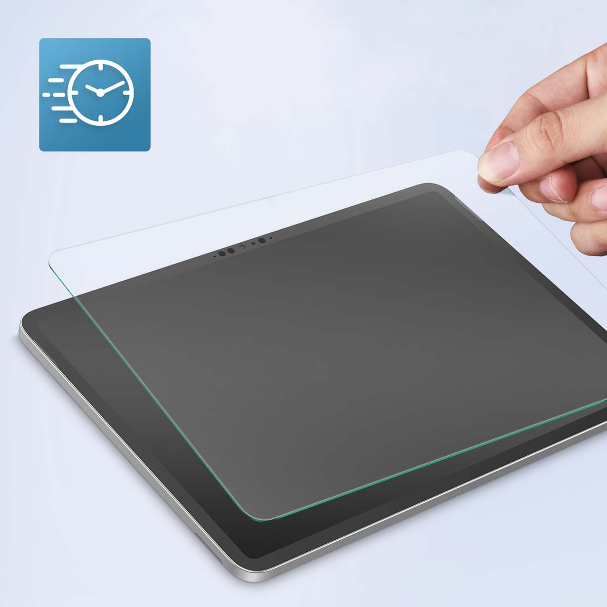 Mano che tiene una protezione schermo sopra un tablet. Un'icona dell'orologio suggerisce un'applicazione rapida.