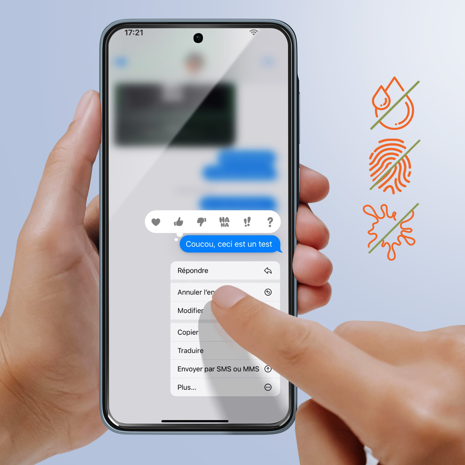 Una mano tiene un telefono. Lo schermo mostra un messaggio e opzioni come 'rispondi', 'annulla' e 'modifica'.