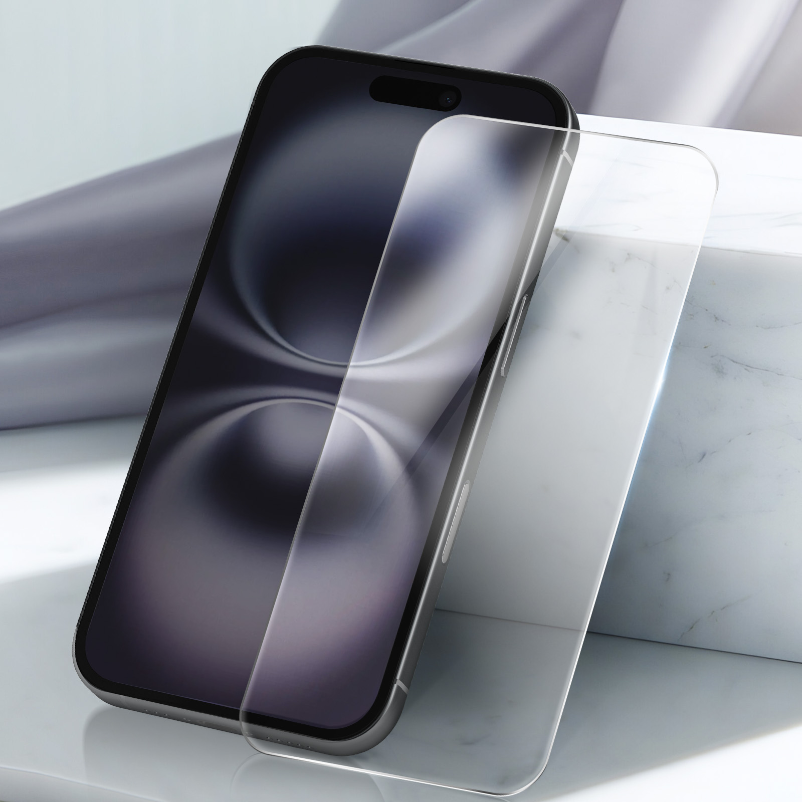 Uno smartphone con protezione schermo. Il telefono è nero e la protezione è trasparente. Poggia su una superficie bianca.