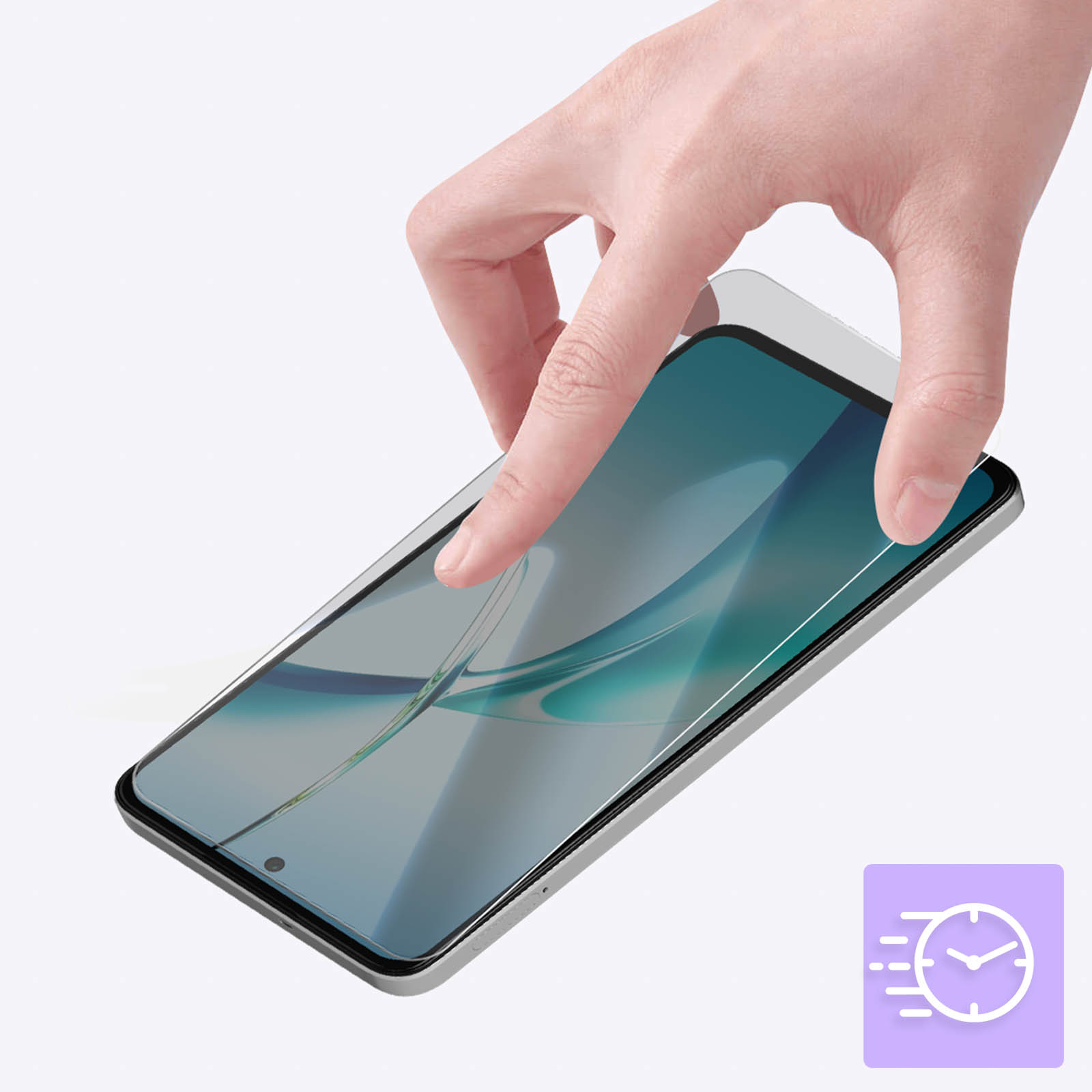 Una mano applica una protezione per lo schermo su un telefono. Il telefono è grigio, sfondo bianco con icona velocità.