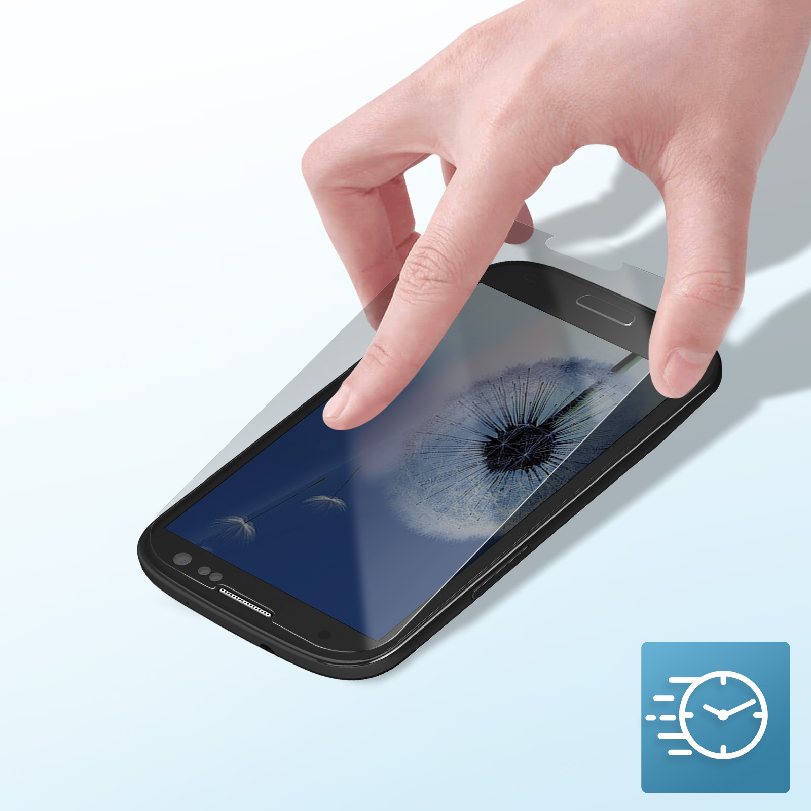 Mano applica una protezione schermo a uno smartphone nero. Sfondo con dente di leone visibile. Icona velocità in basso a destra.