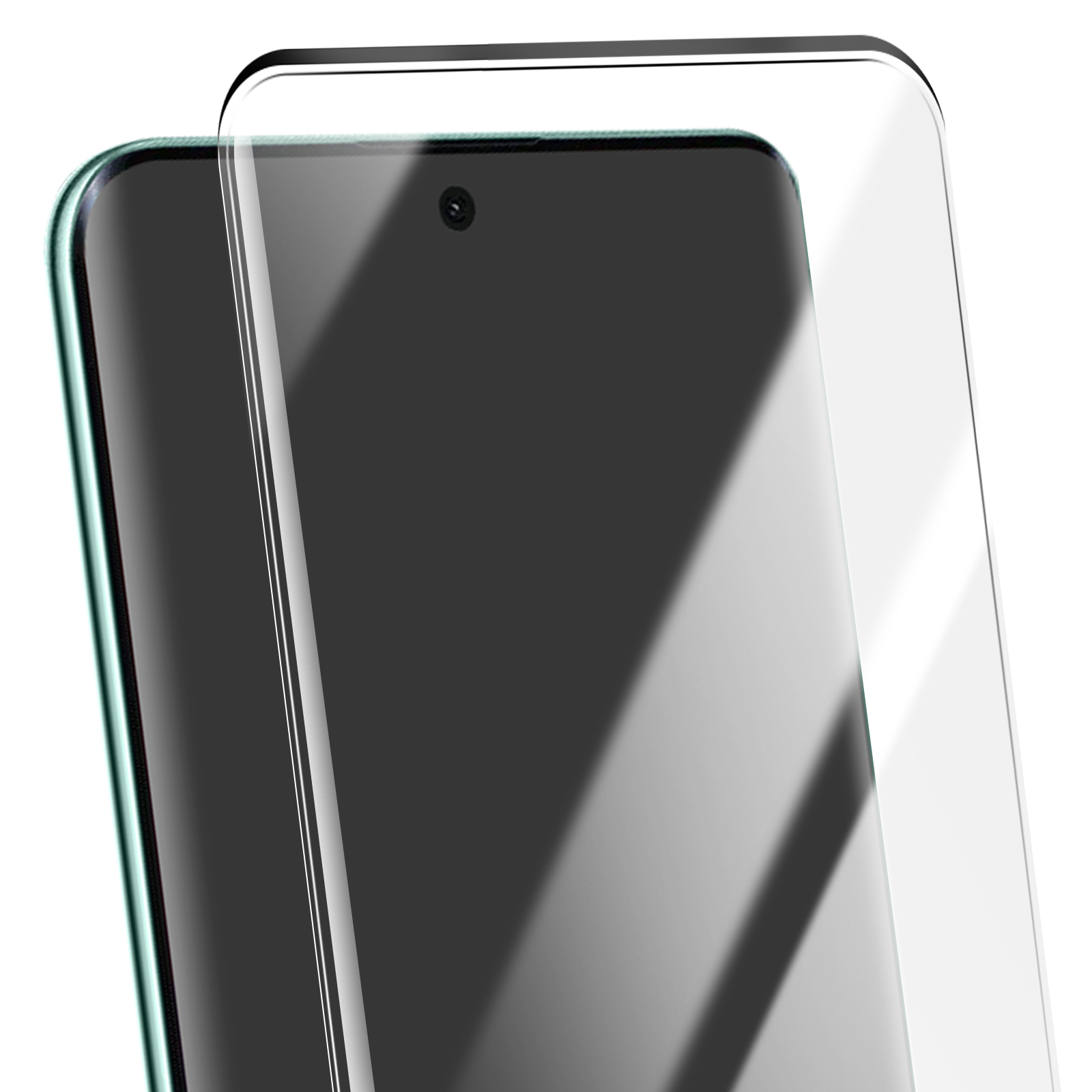 Due protezioni schermo in vetro su uno schermo scuro del telefono, una leggermente sfalsata. Sfondo bianco.