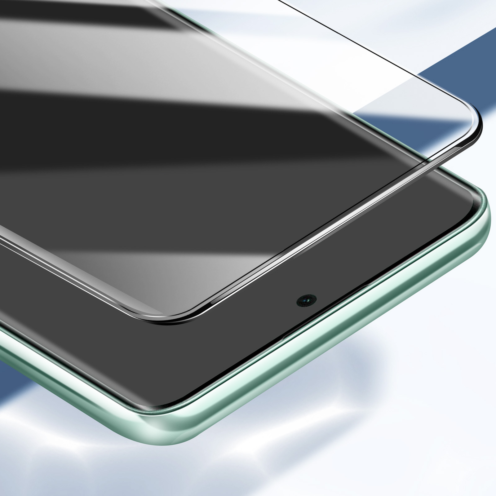 Un proteggi schermo viene applicato a un telefono verde. Il proteggi schermo è in vetro, con un foro per la fotocamera visibile.