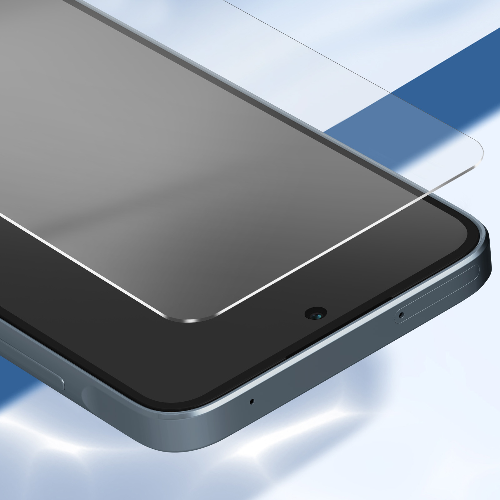 Uno smartphone con protezione schermo. Il telefono è grigio e ha una fotocamera. Lo sfondo è blu e bianco.