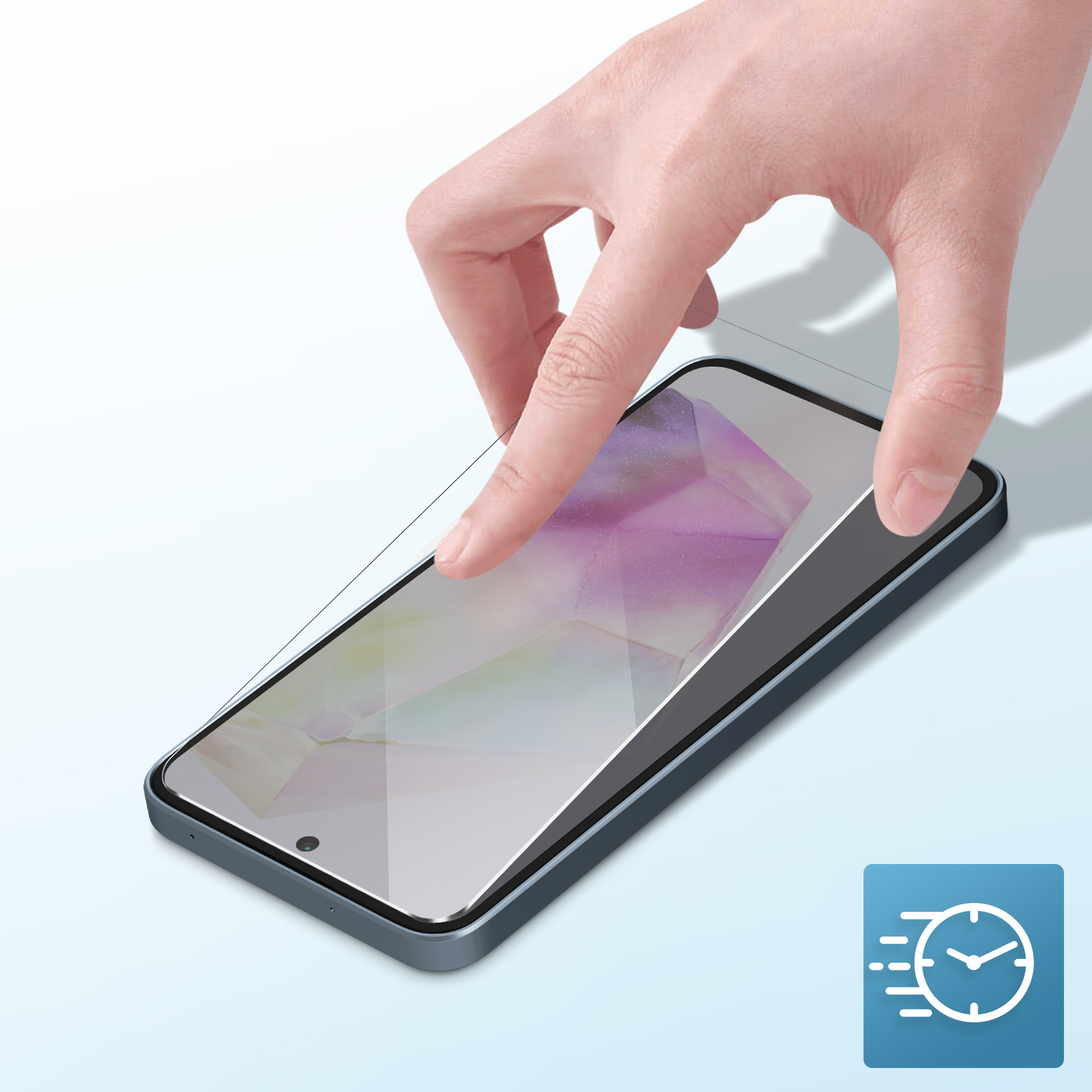 Una mano applica una protezione per lo schermo a uno smartphone. Il telefono è blu scuro. Un'icona di orologio veloce è nell'angolo.