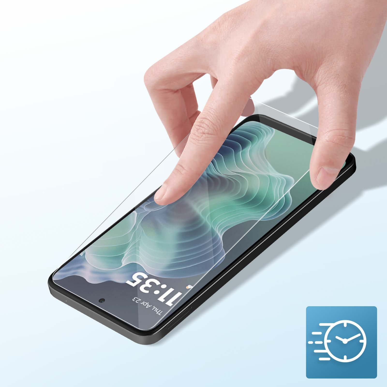 Una mano applica una protezione schermo a un telefono. Il telefono mostra le 11:35, 23 aprile.