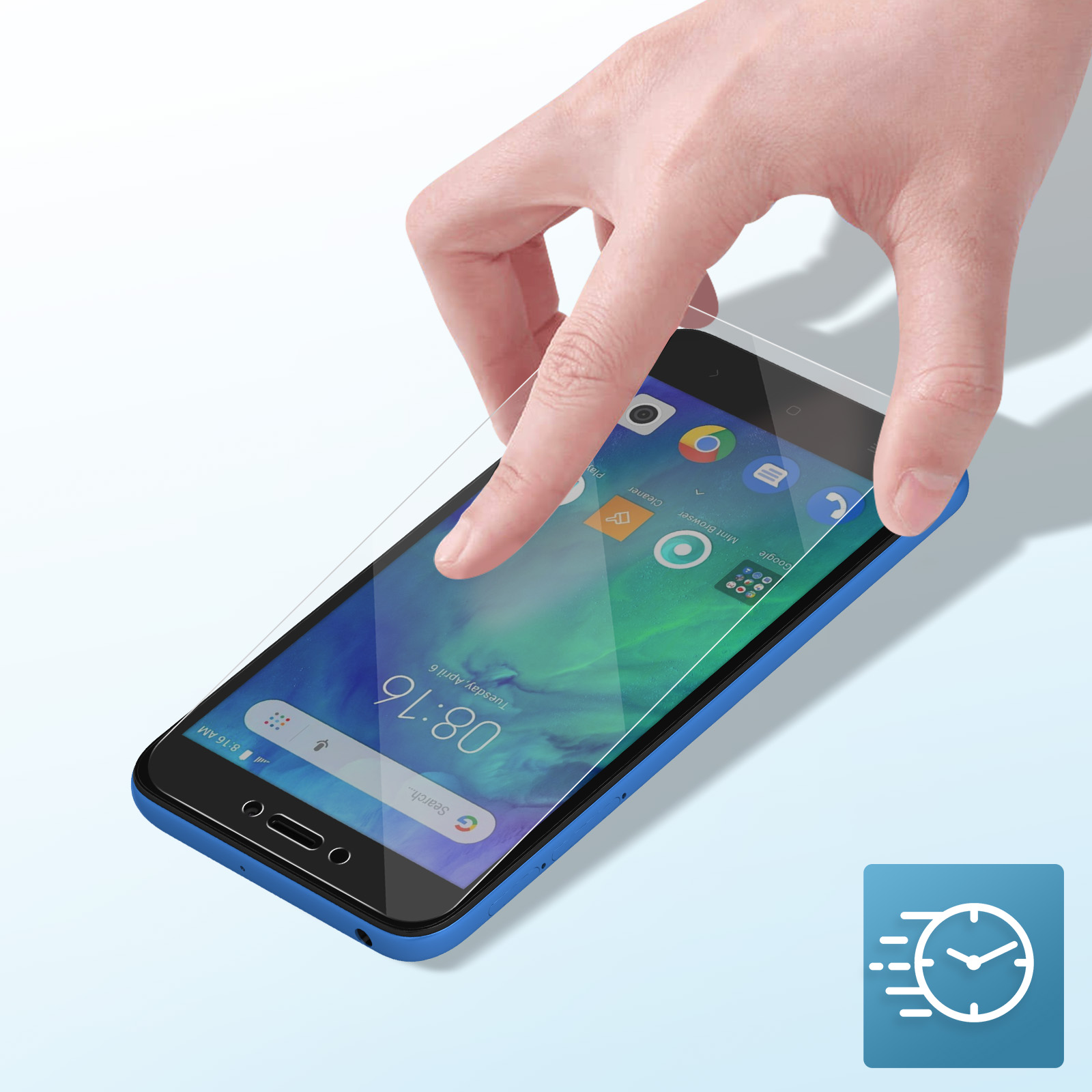 Una mano applica una protezione schermo a uno smartphone blu. Lo schermo mostra l'ora e le icone delle app. Icona orologio a destra.