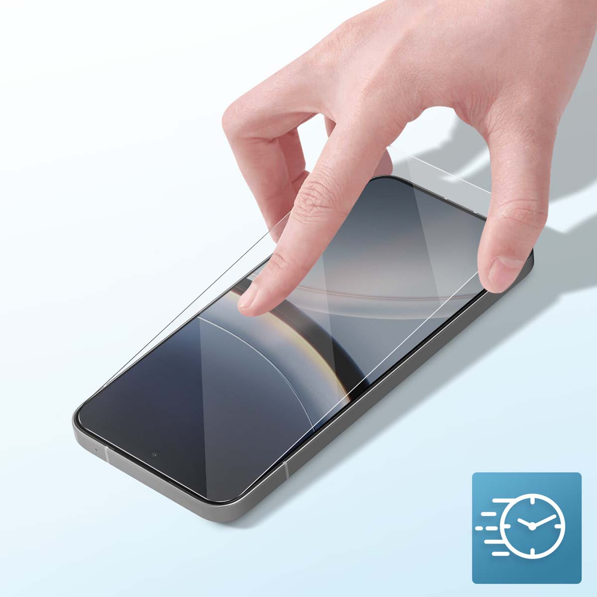 Una mano applica una protezione schermo su un telefono. Il telefono è grigio, la protezione è trasparente e lo sfondo è sfumato.