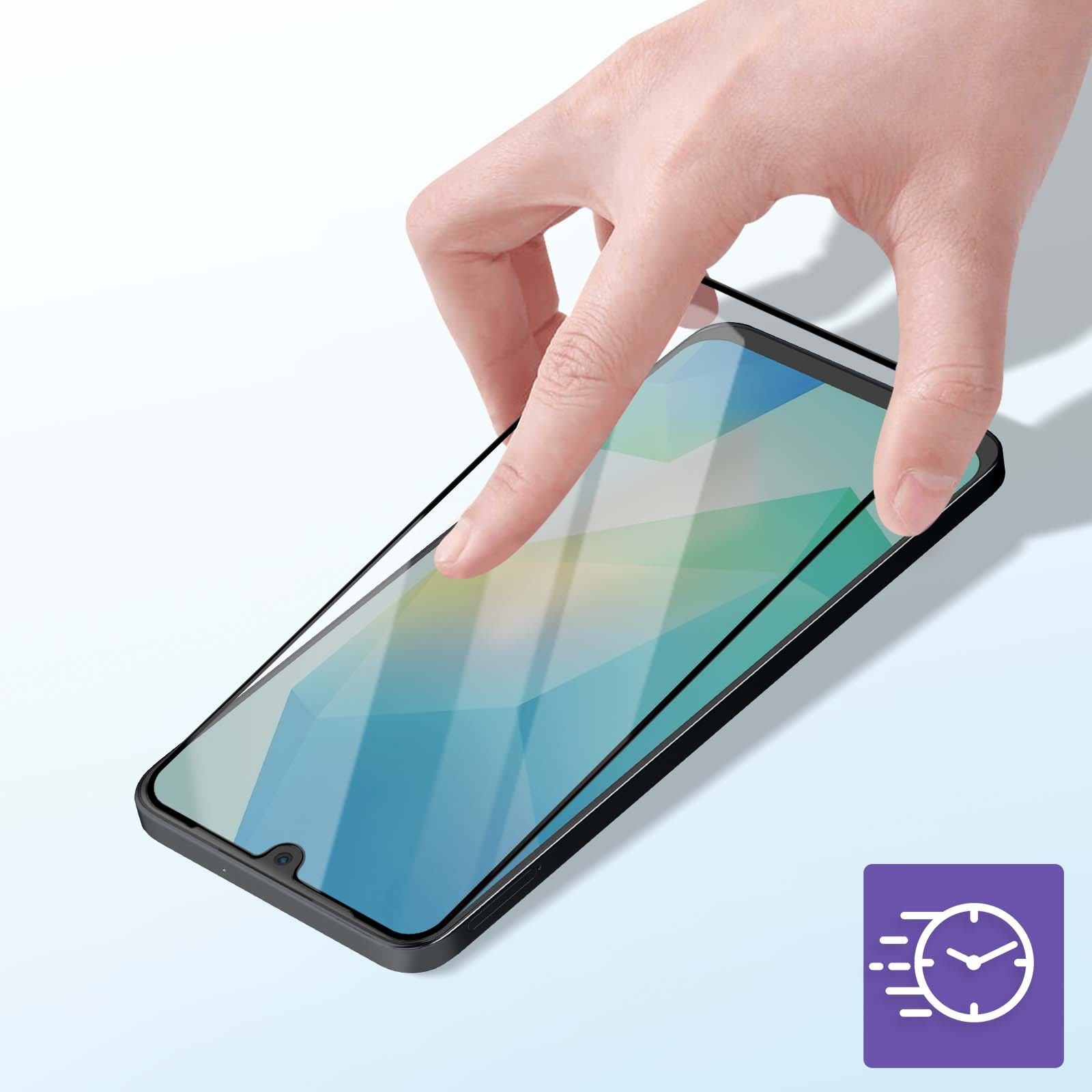 Mano che applica una protezione per lo schermo su un telefono. Il telefono è nero, la protezione è trasparente, sfondo azzurro.