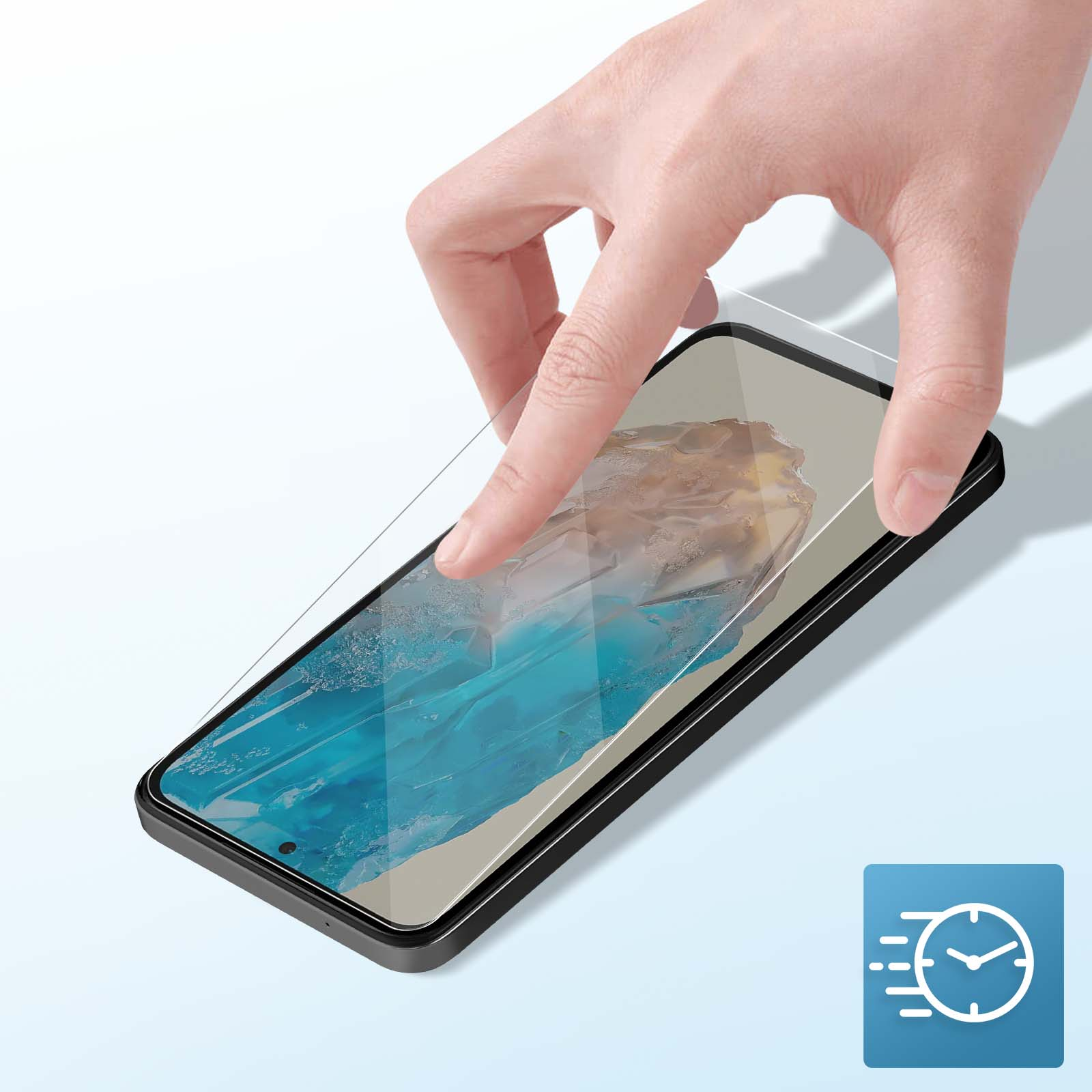 Una mano applica una protezione per lo schermo a uno smartphone nero. Un'icona dell'orologio si trova nell'angolo in basso a destra.