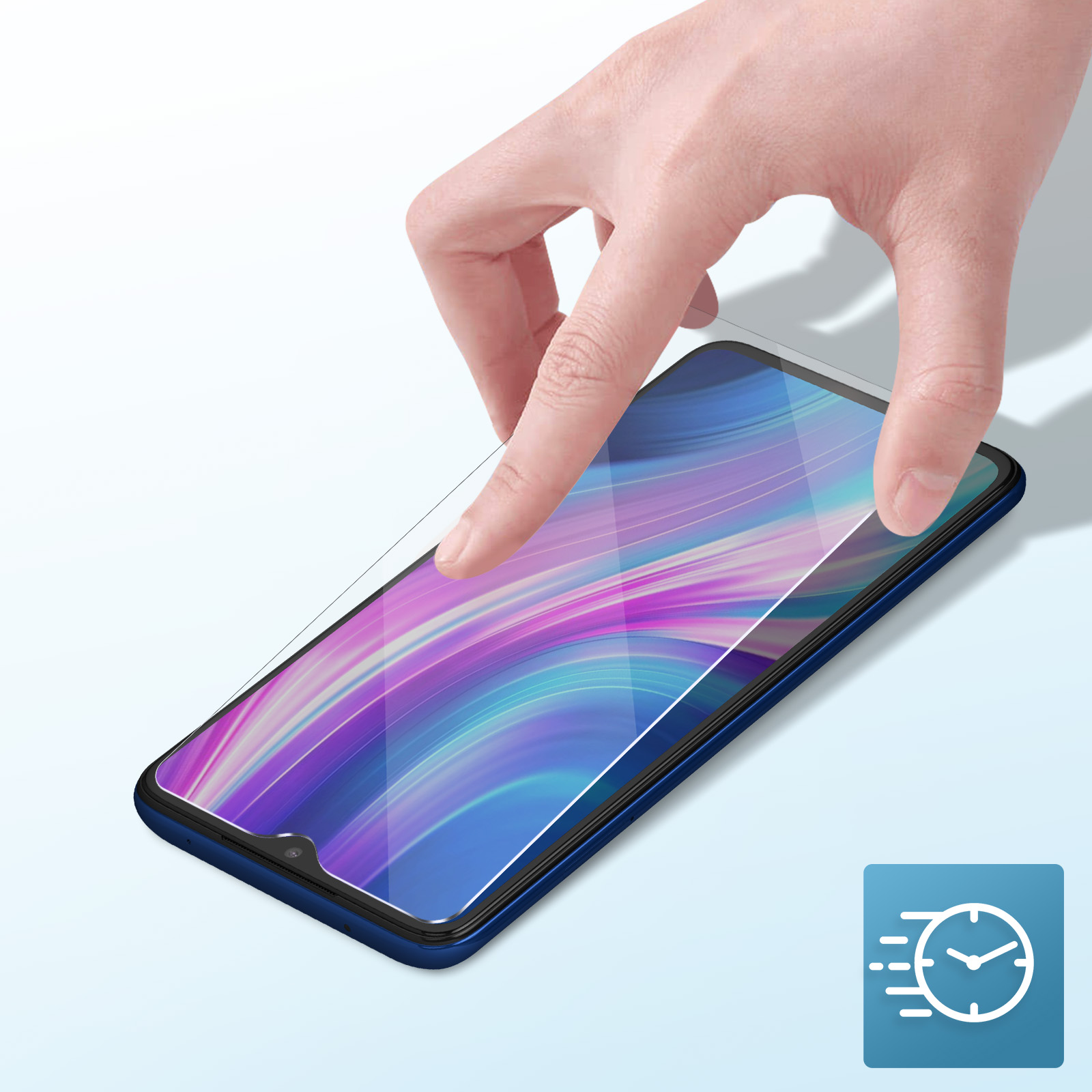 Una mano posiziona una protezione per schermo su uno smartphone blu. Lo schermo mostra forme astratte colorate.