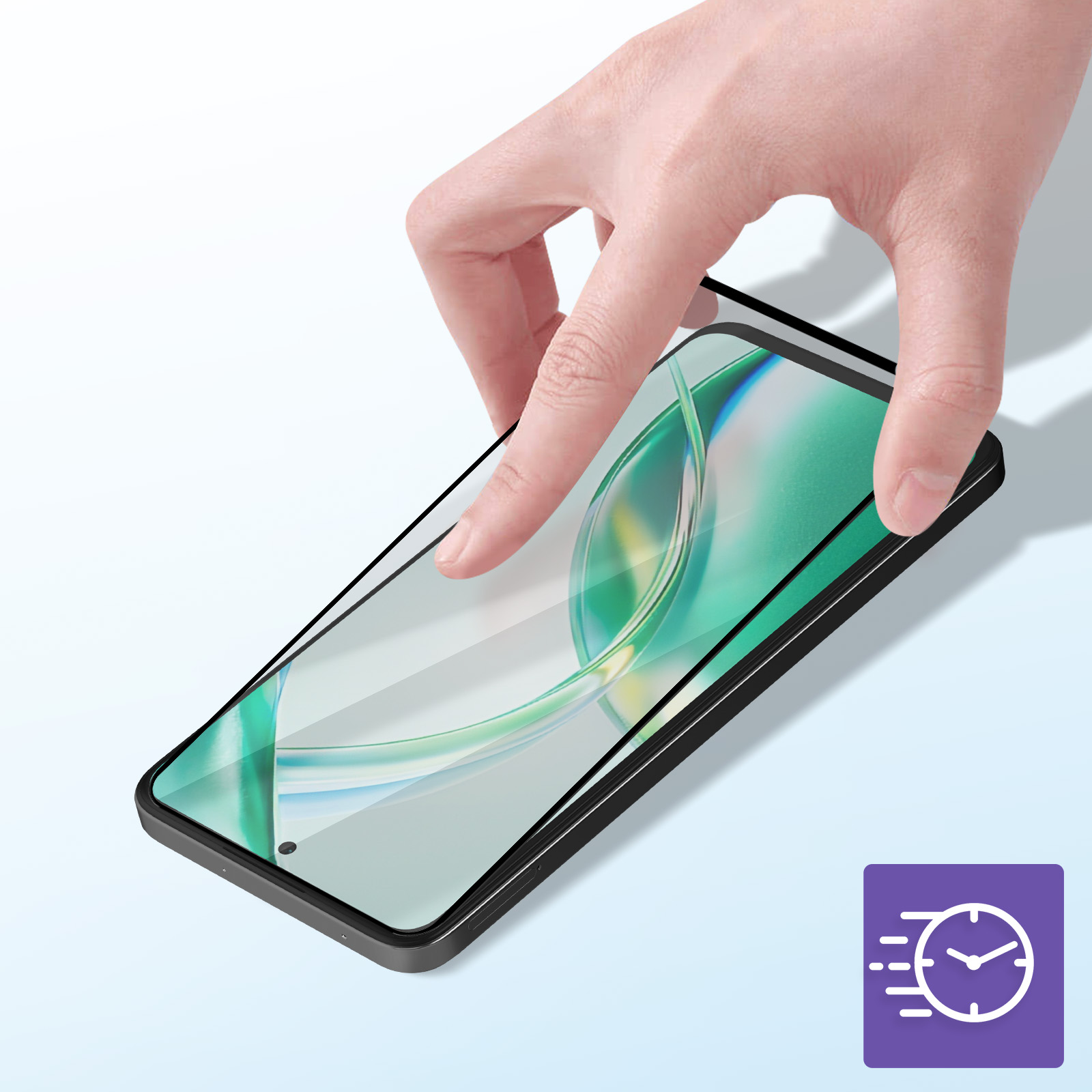Una mano posiziona una protezione schermo su uno smartphone nero. La protezione è trasparente.