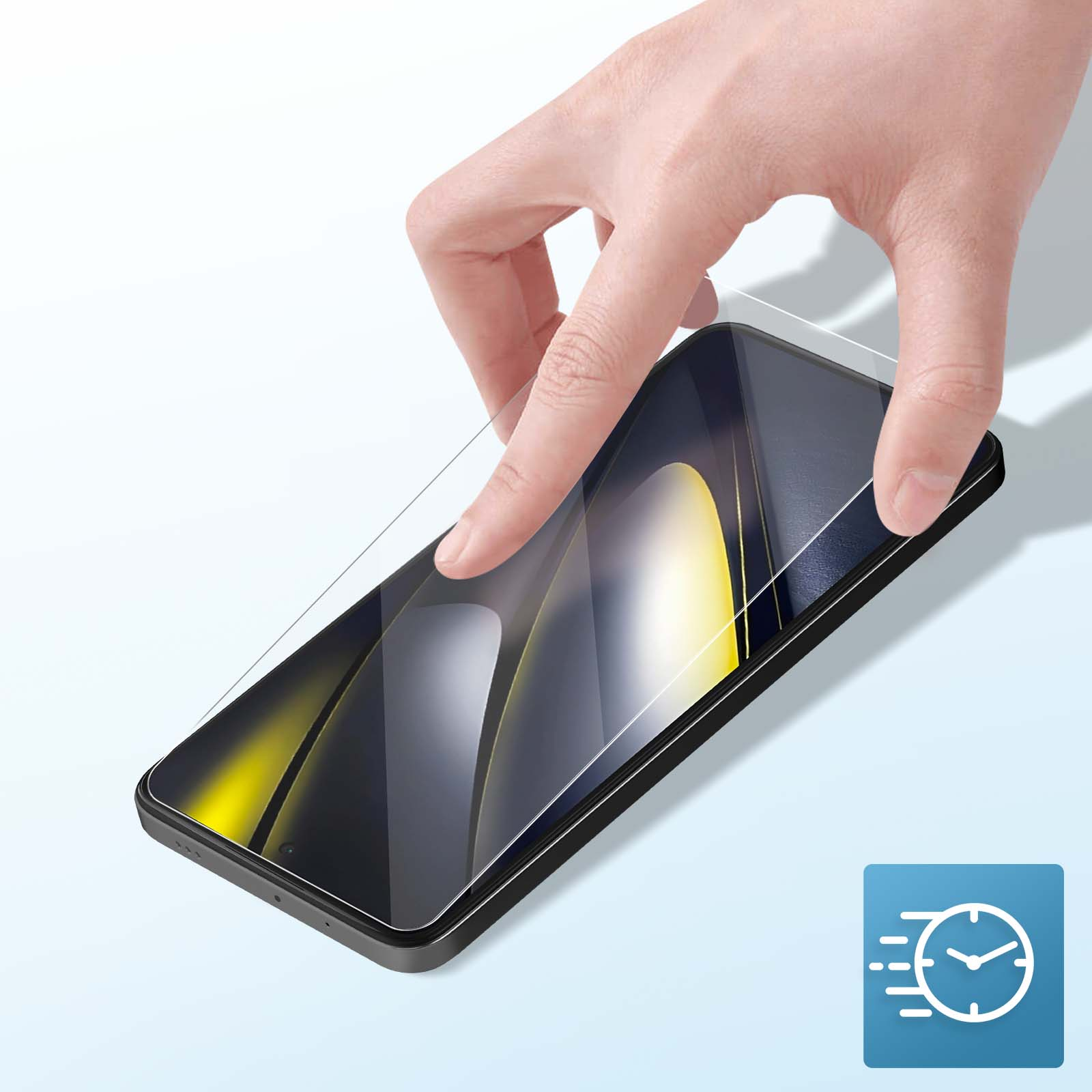 Una mano applica una protezione per lo schermo a uno smartphone nero. Il telefono è su una superficie azzurra, un'icona dell'orologio a destra.