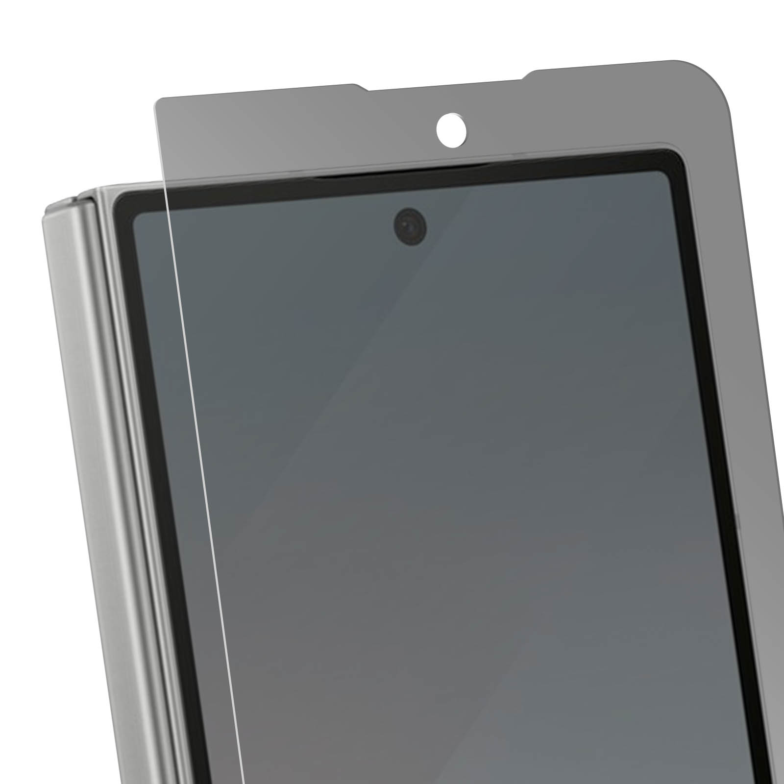 Una protezione per lo schermo viene applicata a un tablet. Il tablet è argentato con schermo scuro. La protezione ha un ritaglio per la fotocamera.