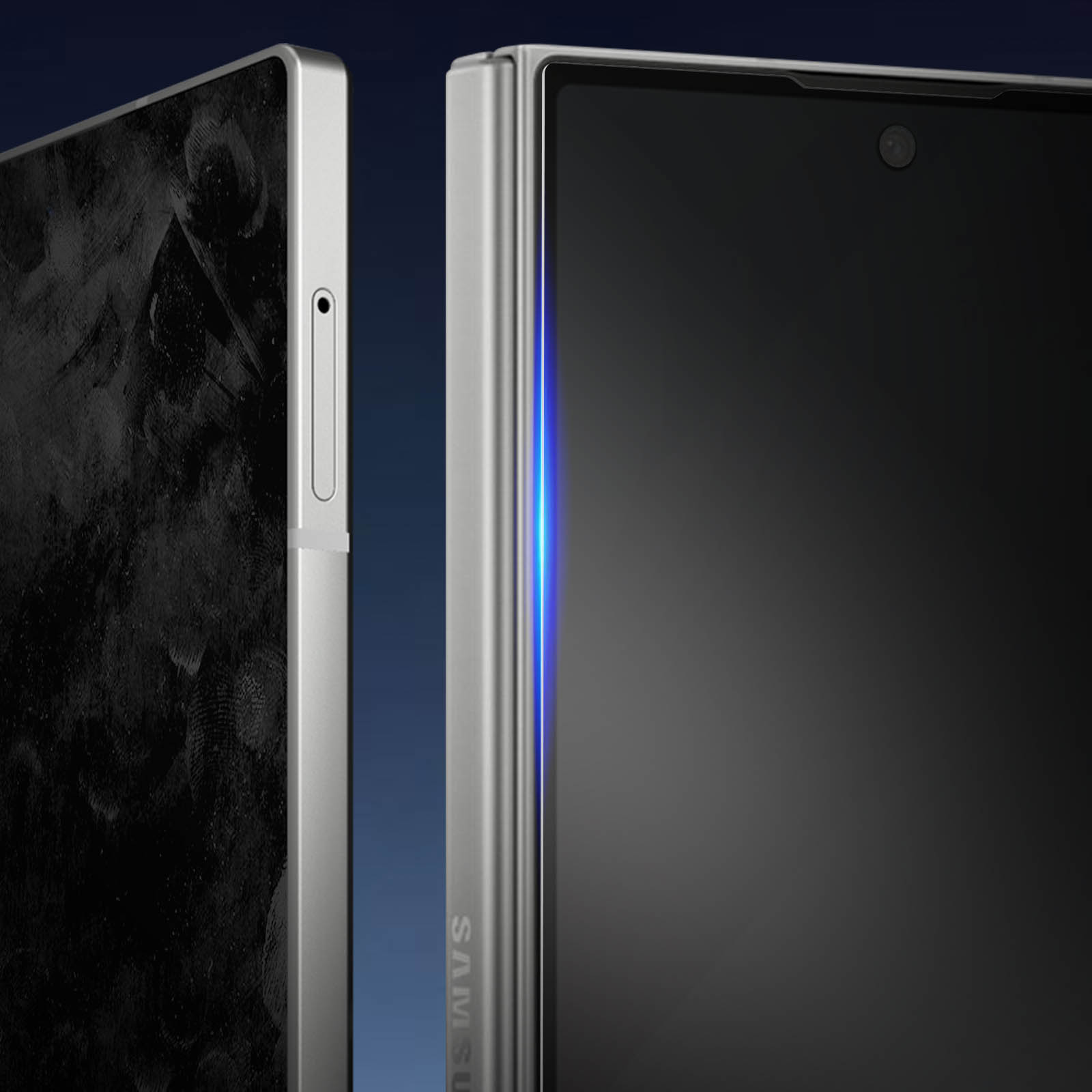 Due smartphone argentati, uno aperto, uno chiuso. Il telefono aperto ha schermo nero con fotocamera. Il telefono chiuso ha dorso nero, strutturato.