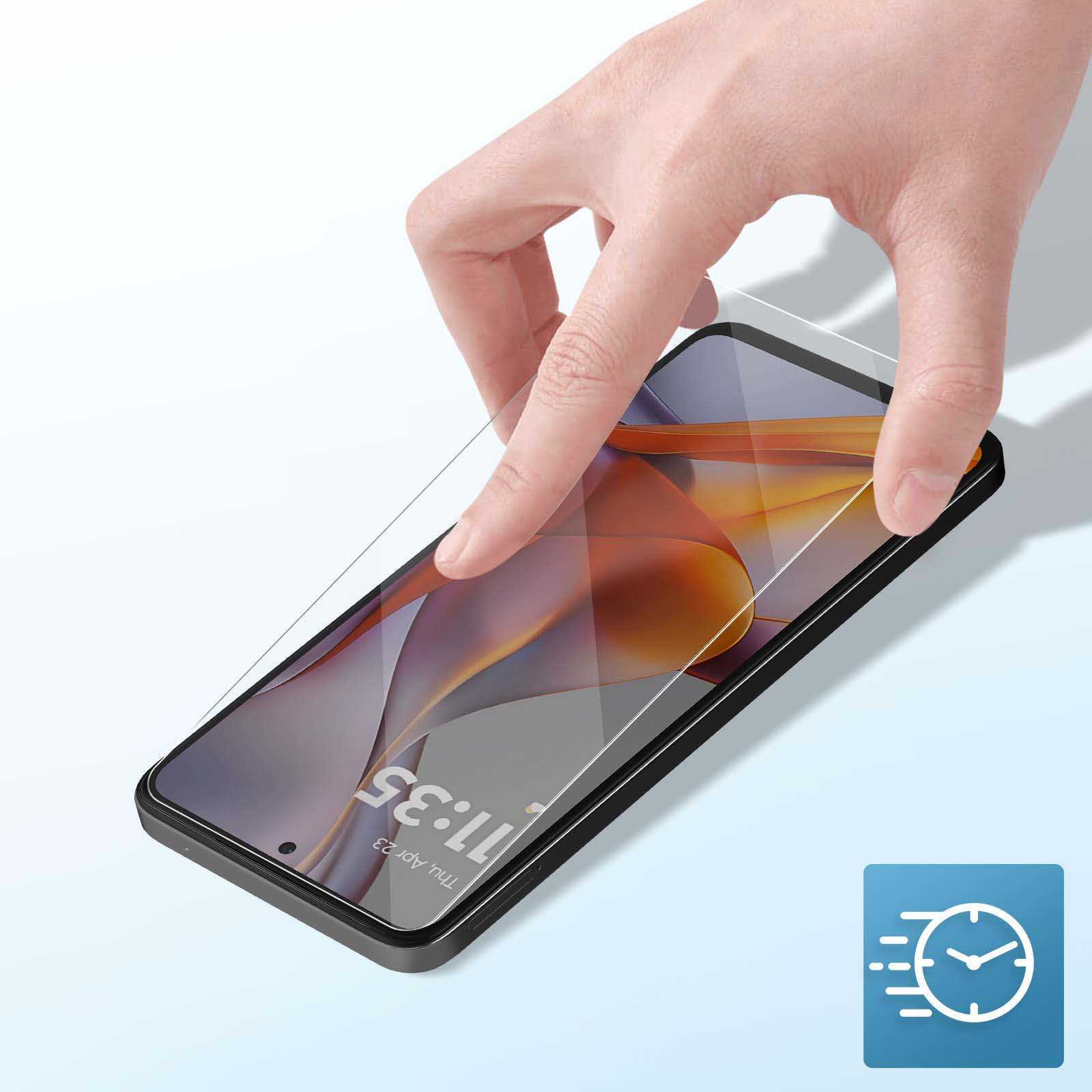 Una mano applica una protezione schermo a un telefono. Il telefono mostra 11:35 Gio 23 apr. Lo sfondo è bianco e azzurro.