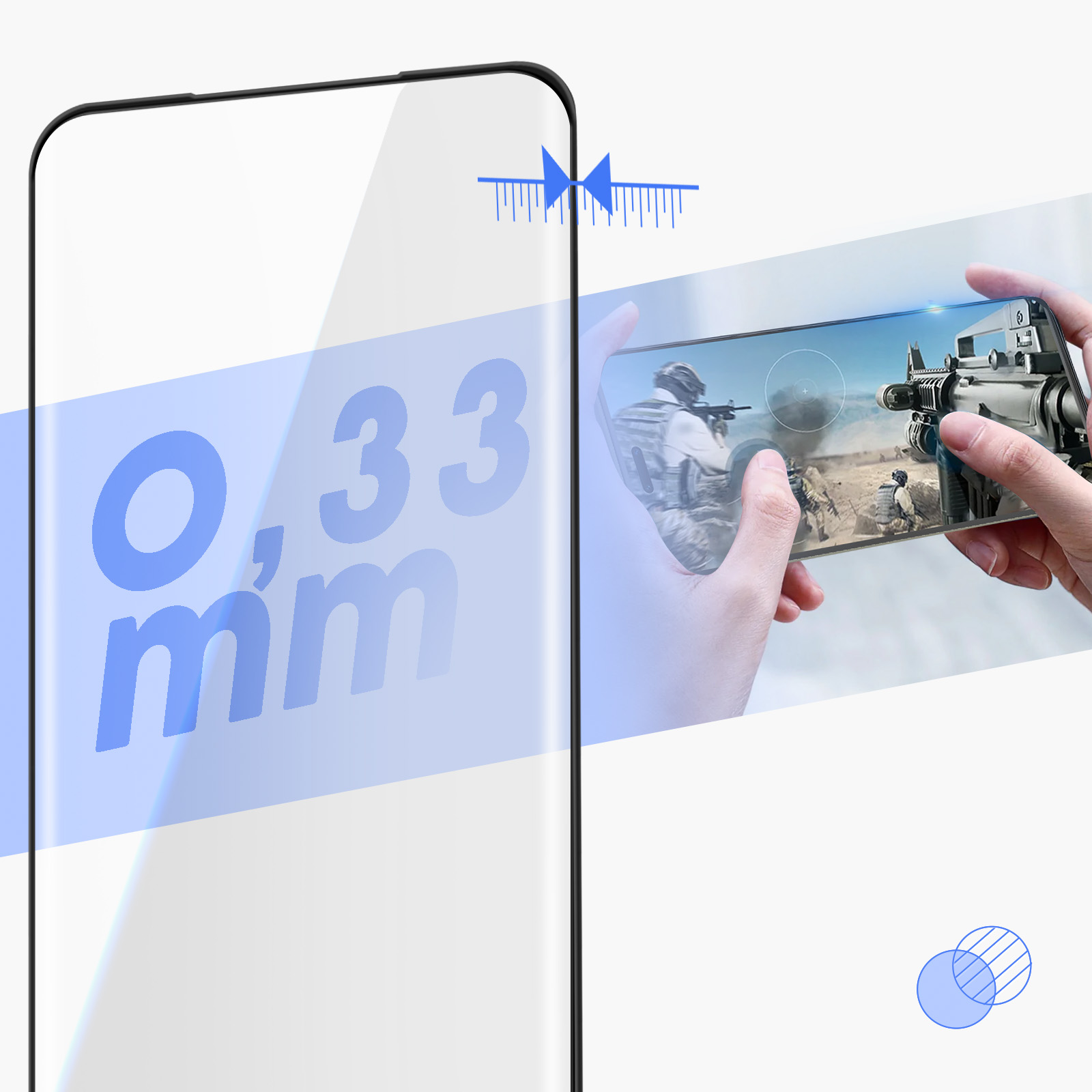 Un telefono con protezione schermo mostra una scena di gioco. La protezione ha un testo di 0,33 mm. Le mani tengono il telefono che mostra il gioco.