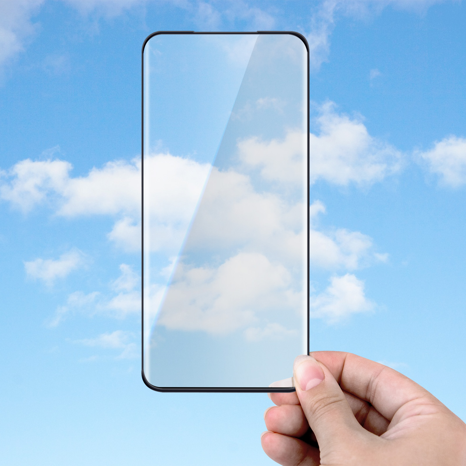 Una mano tiene una protezione schermo trasparente per telefono contro un cielo blu con nuvole.