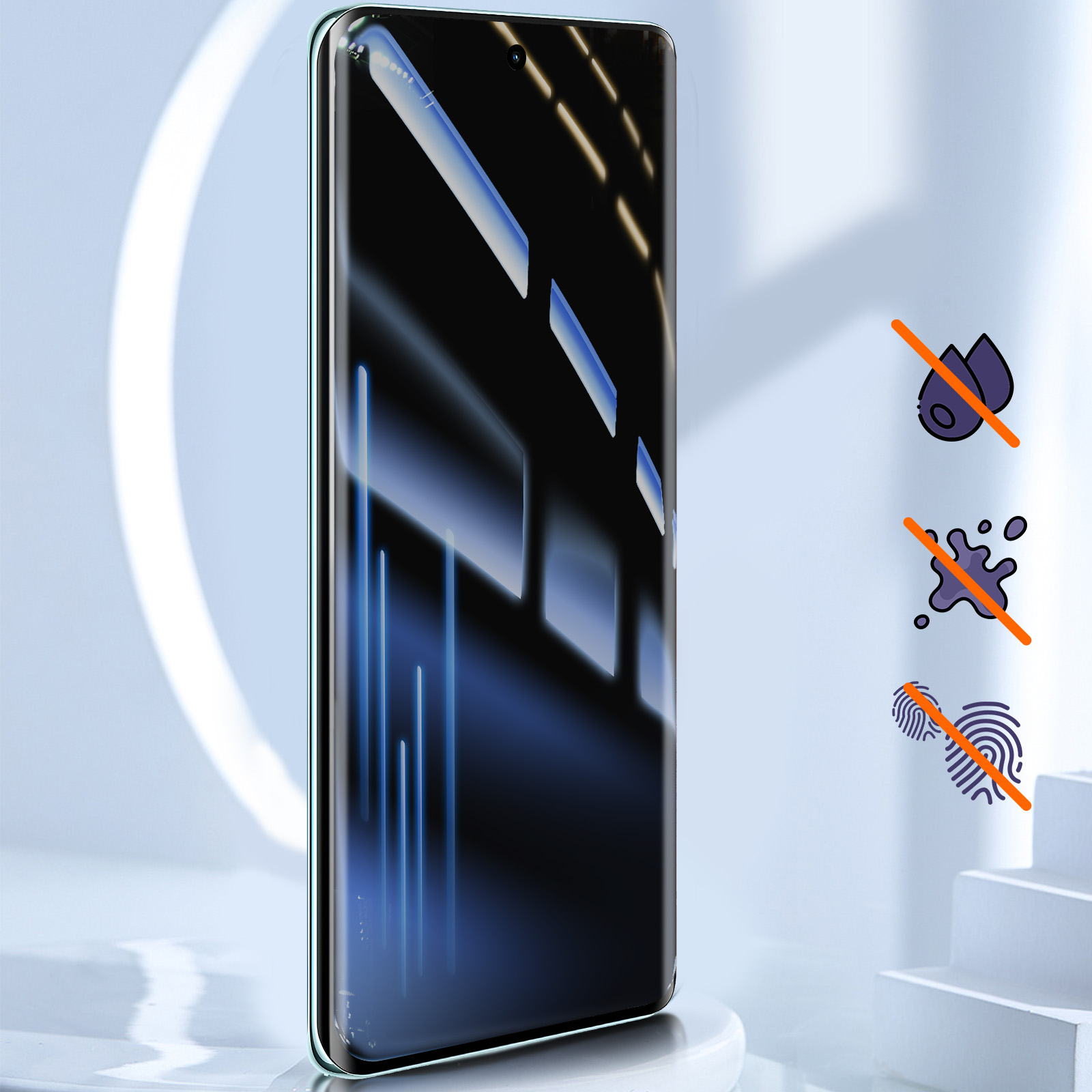 Uno smartphone con protezione schermo, che mostra resistenza ad acqua, macchie e impronte digitali.
