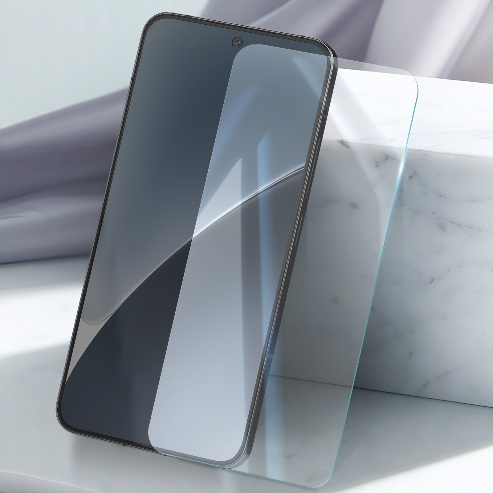 Uno smartphone con protezione schermo. Il telefono è nero e la protezione trasparente. Un blocco di marmo bianco sullo sfondo.