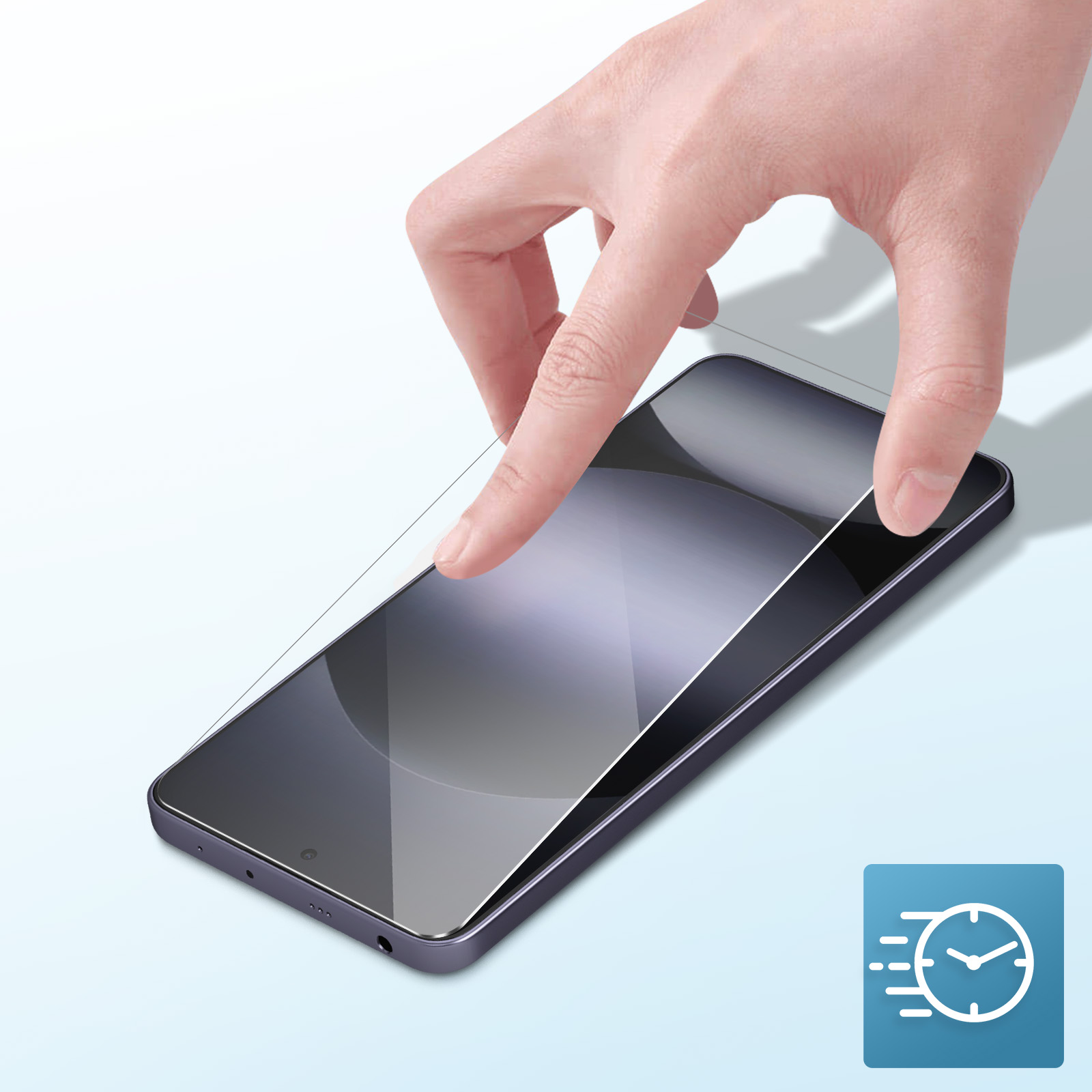 Una mano applica una protezione per lo schermo a uno smartphone. Il telefono è grigio scuro. Lo sfondo è azzurro con un'icona dell'orologio.