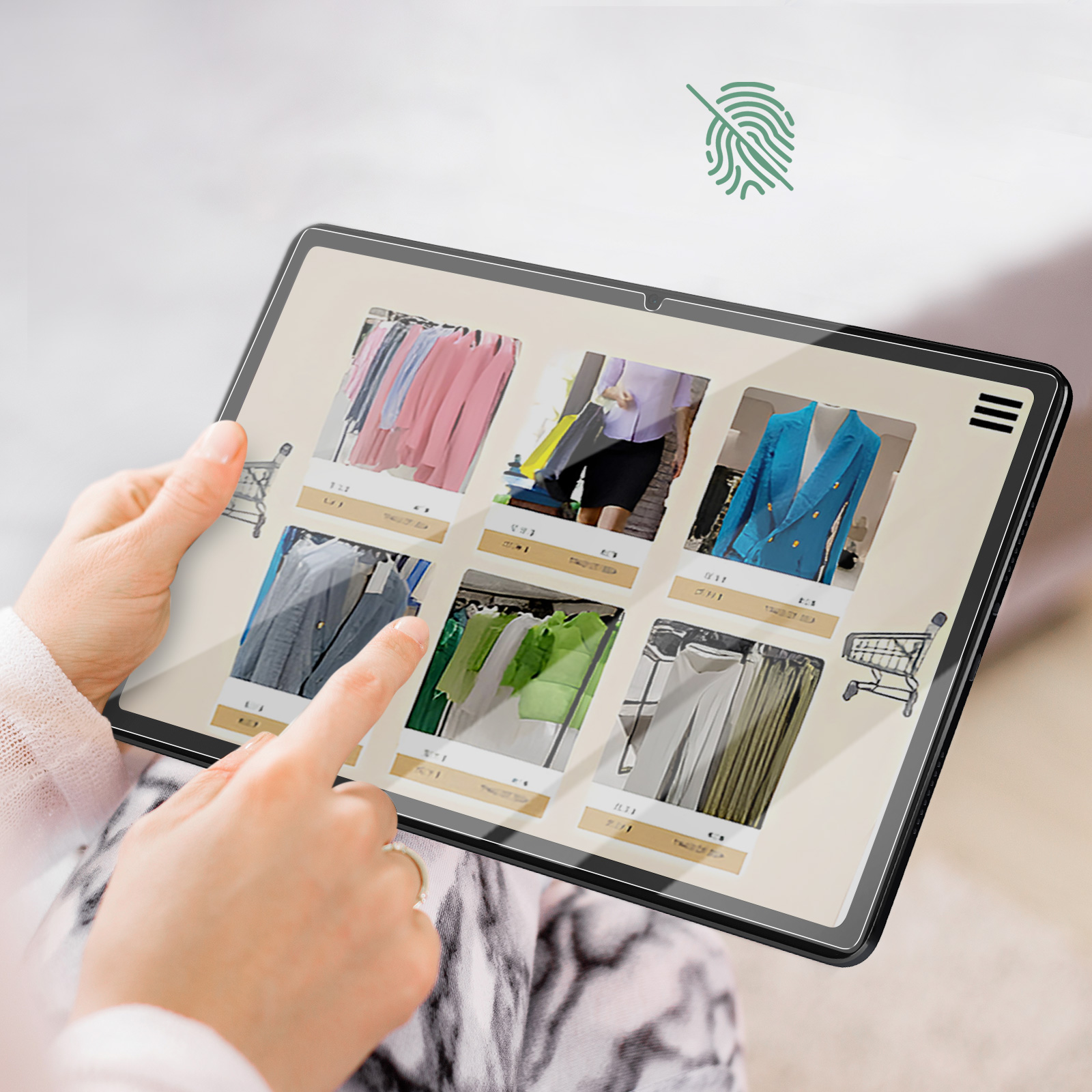 Una persona tiene in mano un tablet che mostra un negozio di abbigliamento online. Lo schermo mostra vari vestiti e il dito punta allo schermo.