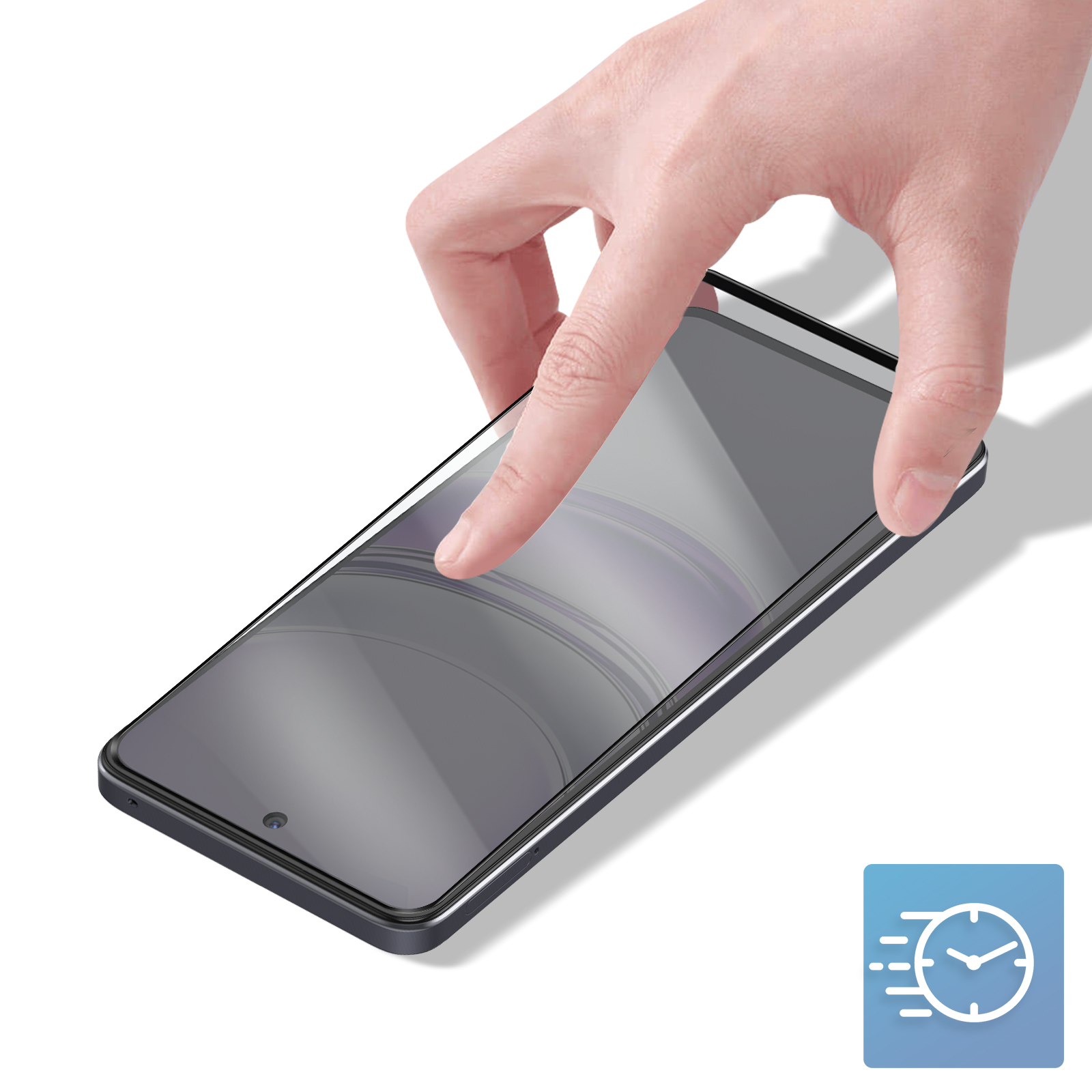 Una mano tocca uno smartphone con protezione schermo. Il telefono è su una superficie bianca. Icona velocità in basso a destra.